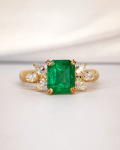 Anillo Trilogía Esmeralda Colombiana 1.67 quilates y Diamantes 0.43 quilates "Caroline"