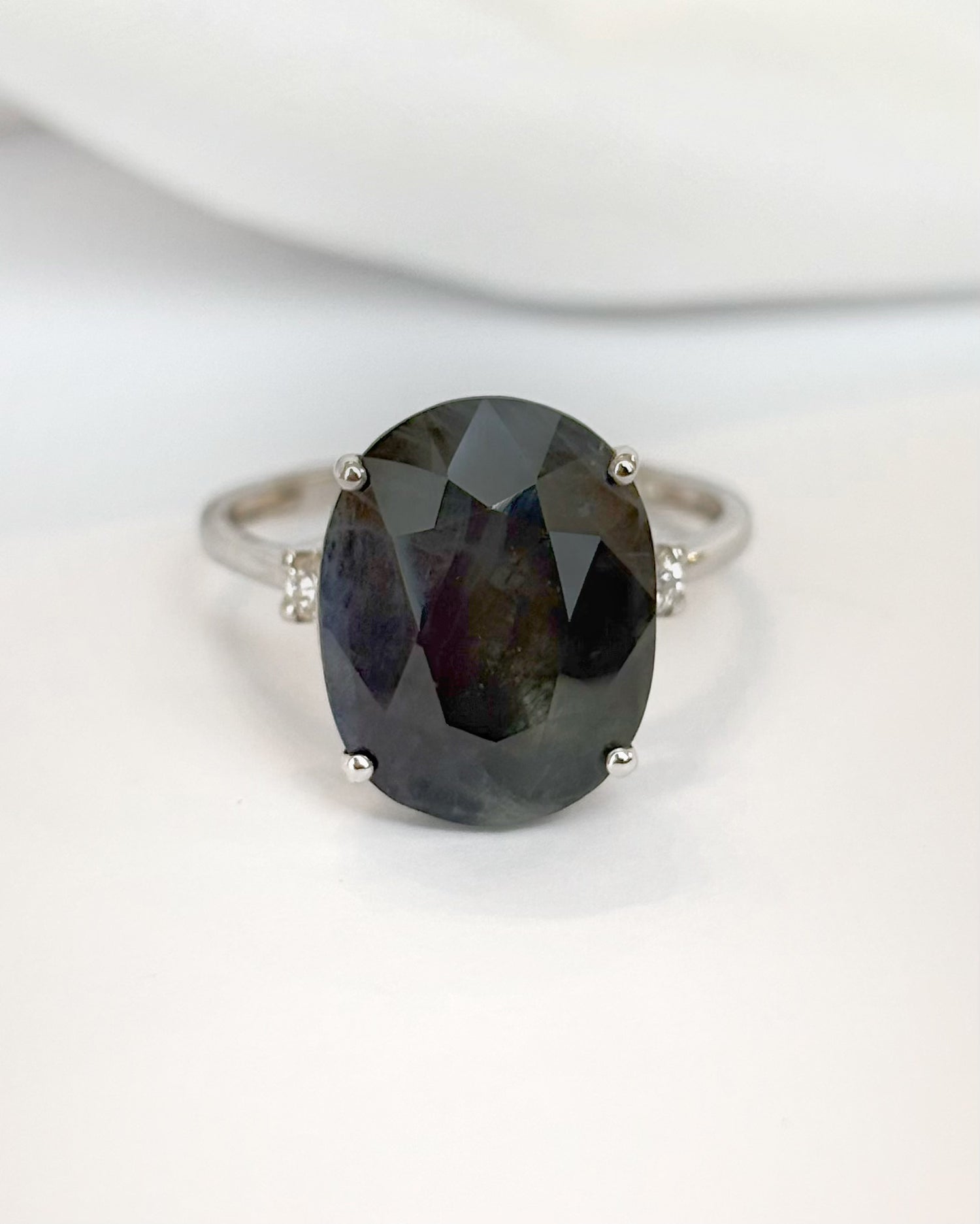 Anillo trilogía de zafiro de 10,40 quilates y diamantes «Mila»