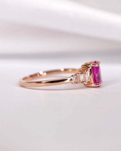 Anillo trilogía de zafiro rosa de Ceilán de 0.85 quilates y diamantes de 0.23 quilates «Laurie»