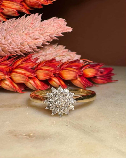 Anillo &quot;Louella&quot; con 19 diamantes y margaritas