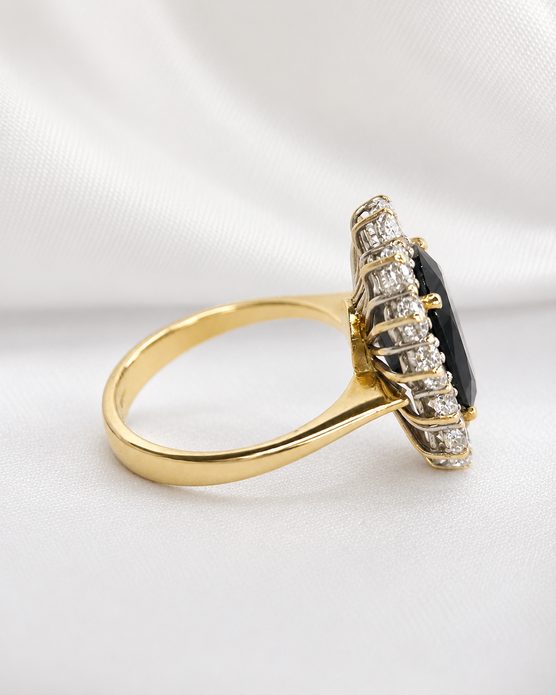 “Eleanore” Marguerite ring with a 5.60-carat sapphire and 1.12 carats of diamonds, 7.06 g