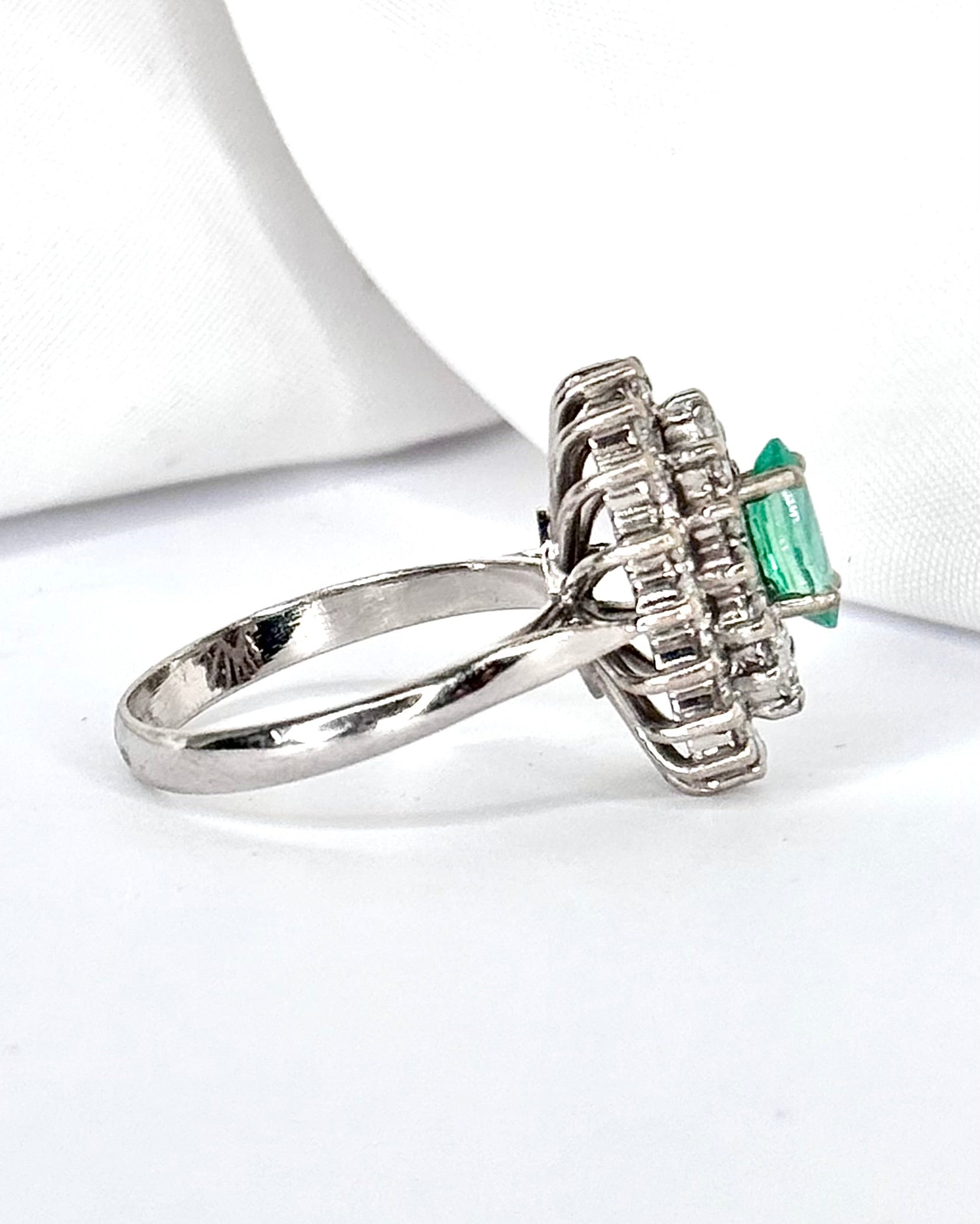Bague Marguerite Émeraude 0.35 carat &amp; Diamants 0.72 carat "Laurie"