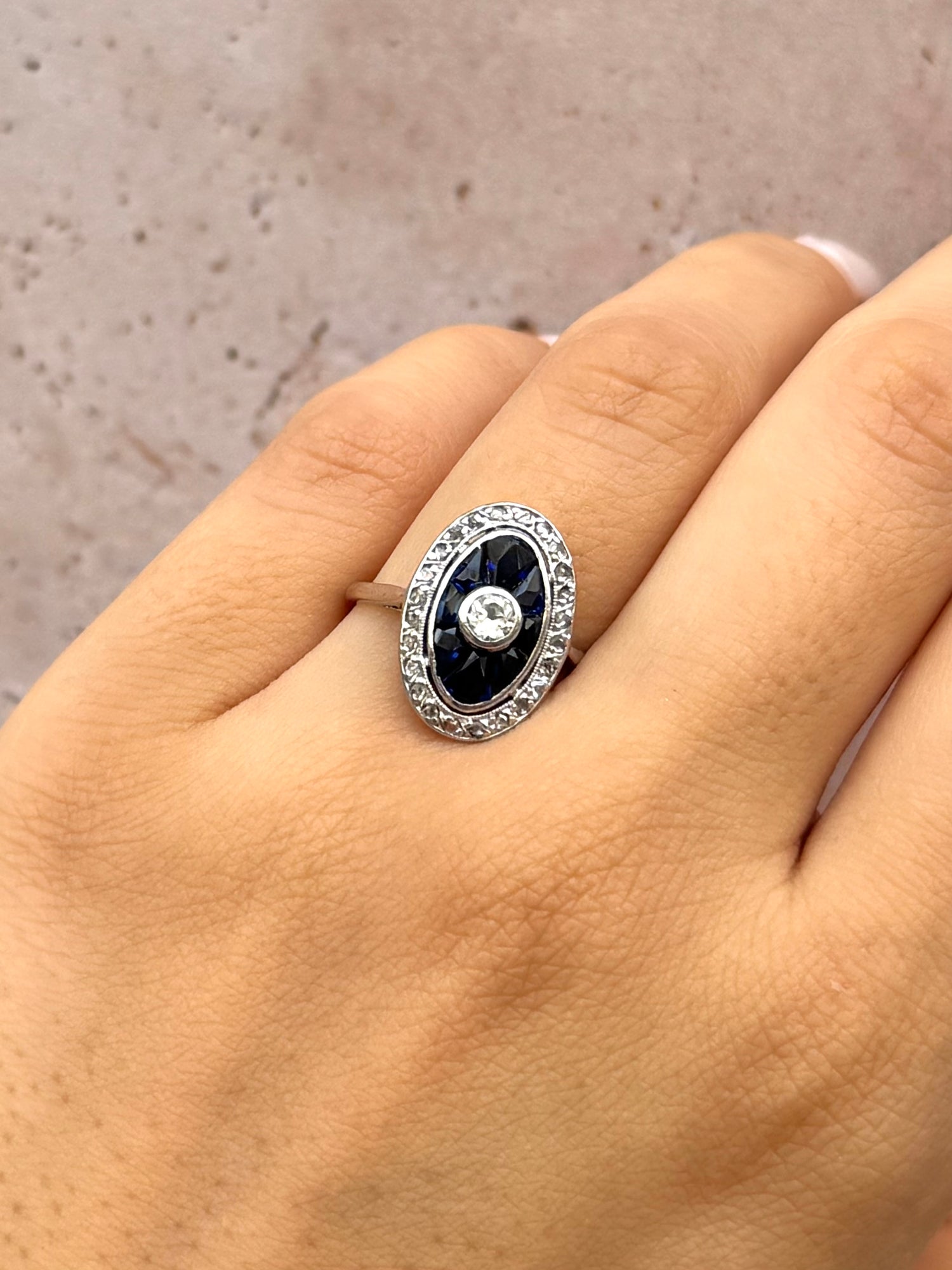 Bague Art-Déco Saphir 0.80 carat &amp; Diamants 0.27 carat "Clarance"
