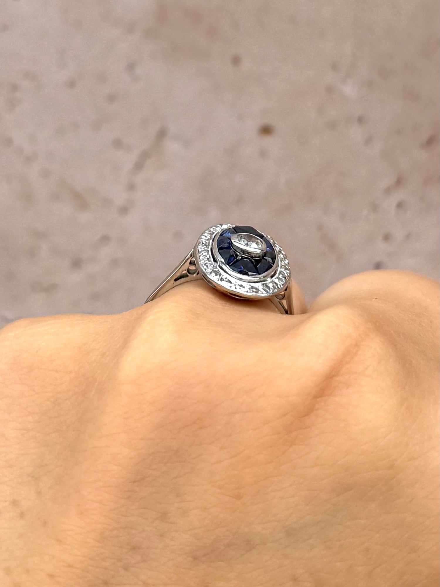Bague Art-Déco Saphir 0.80 carat &amp; Diamants 0.27 carat "Clarance"