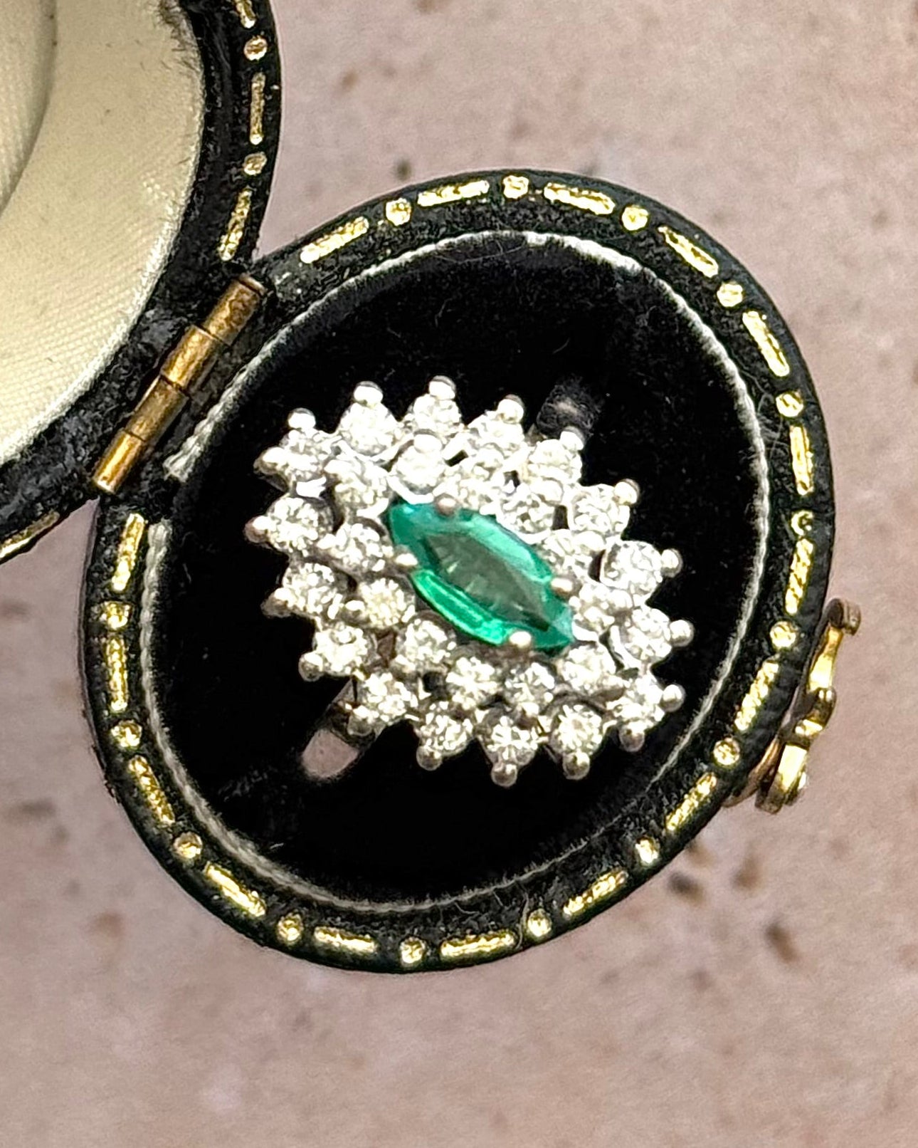 Bague Marguerite Émeraude 0.35 carat &amp; Diamants 0.72 carat "Laurie"