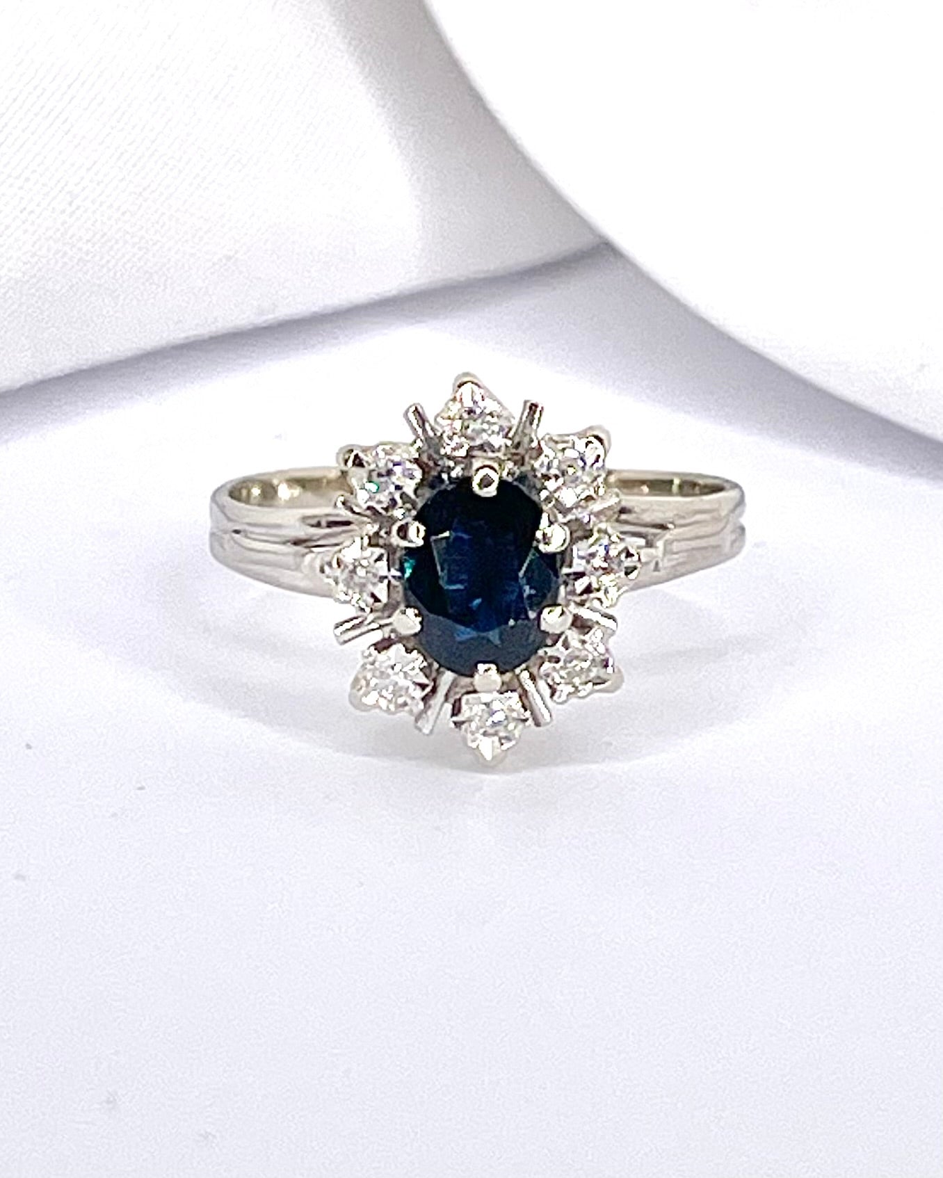 Anillo Marguerite Zafiro 0,80 quilates y diamantes “Belvira”