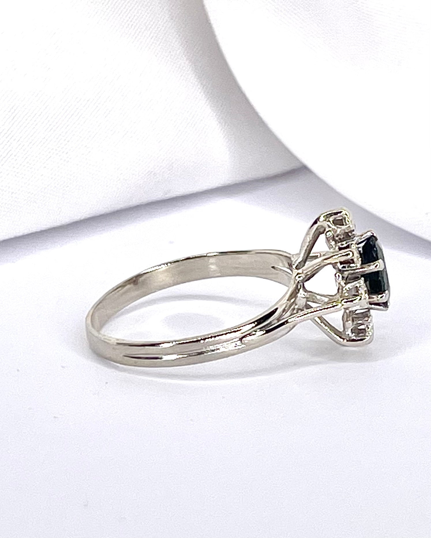 Anillo Marguerite Zafiro 0,80 quilates y diamantes “Belvira”