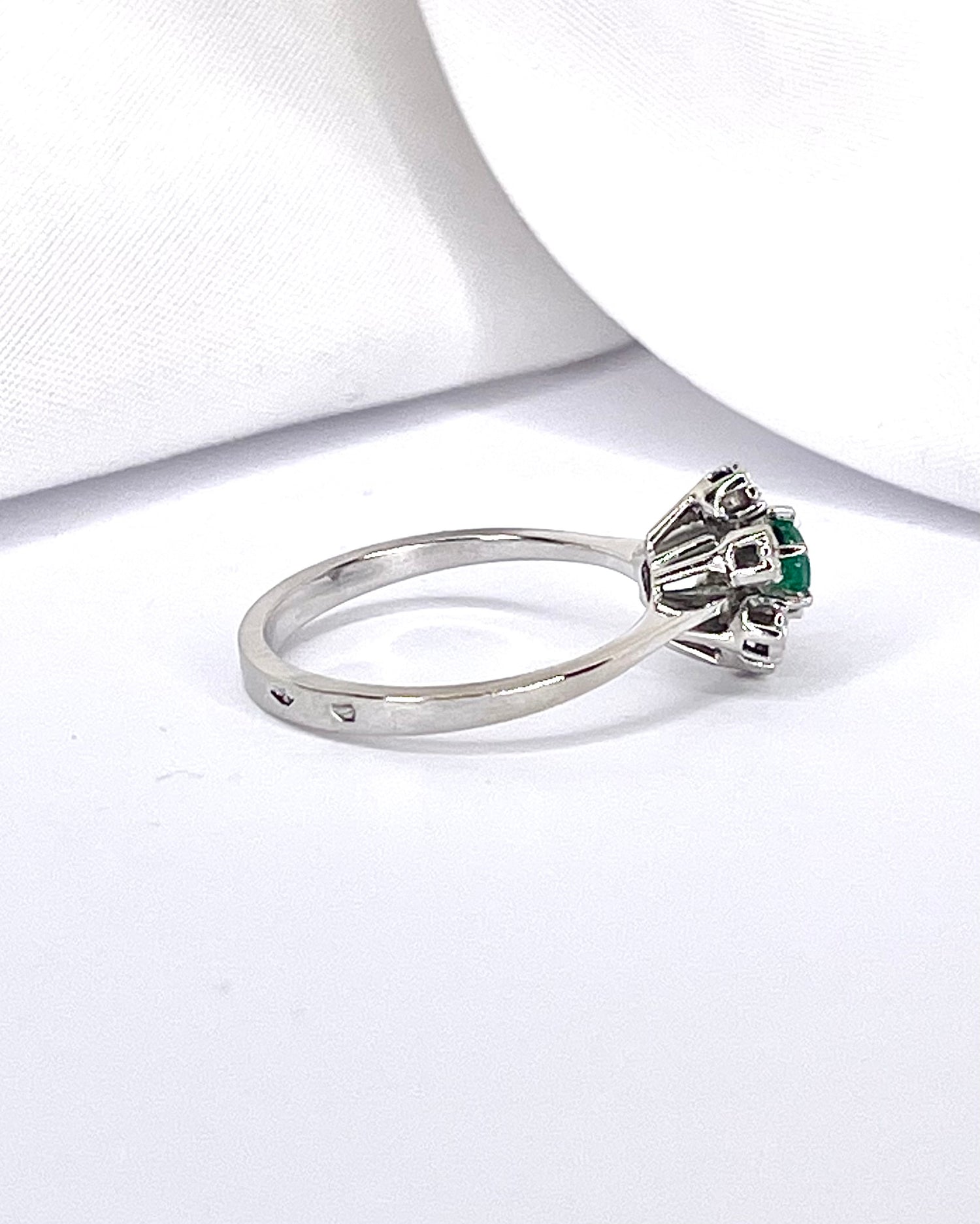 Emerald &amp; Diamond Daisy Ring "Esma"