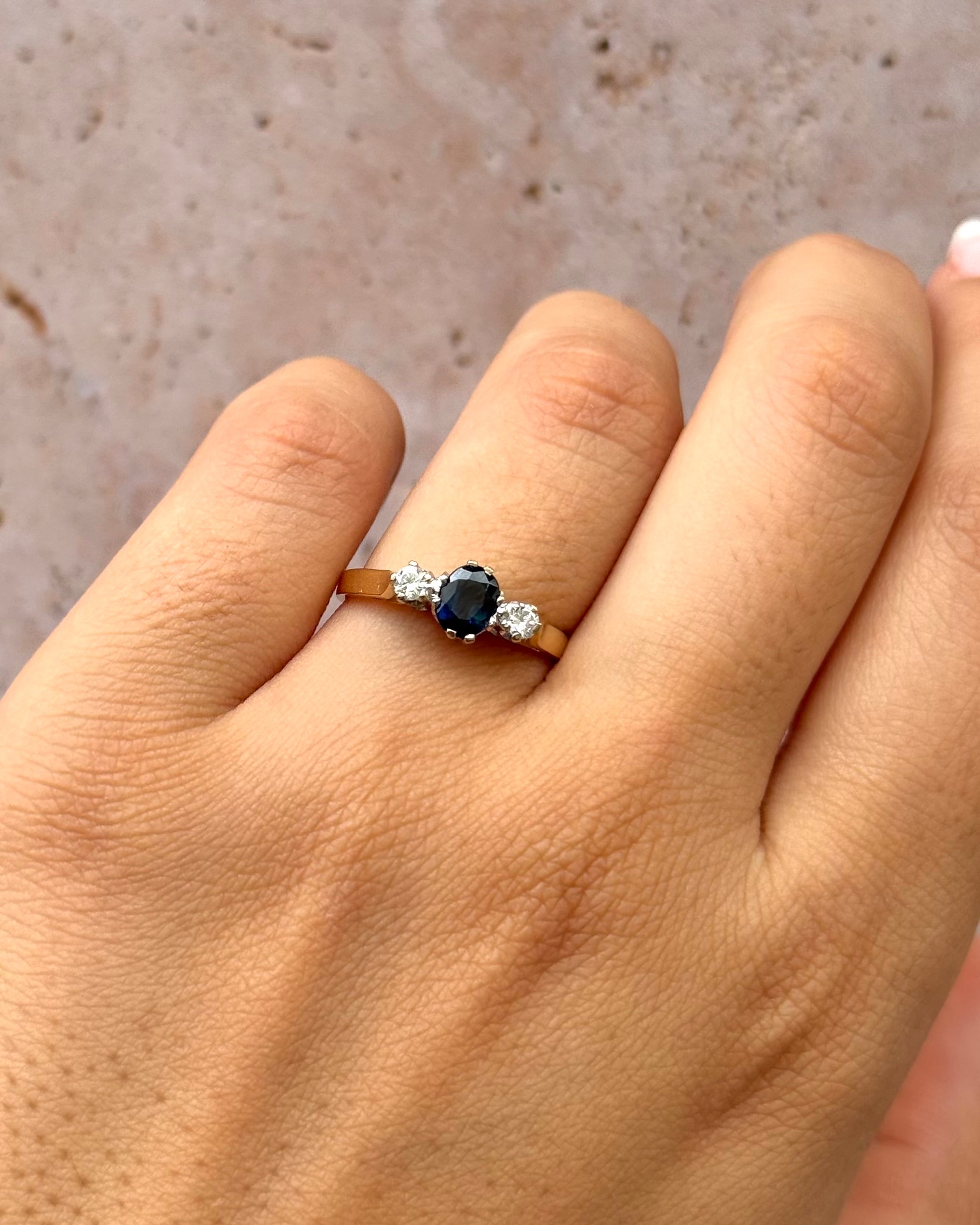 Bague Trilogie Saphir 0.75 carat &amp; Diamants 0.14 carat "Catherine"