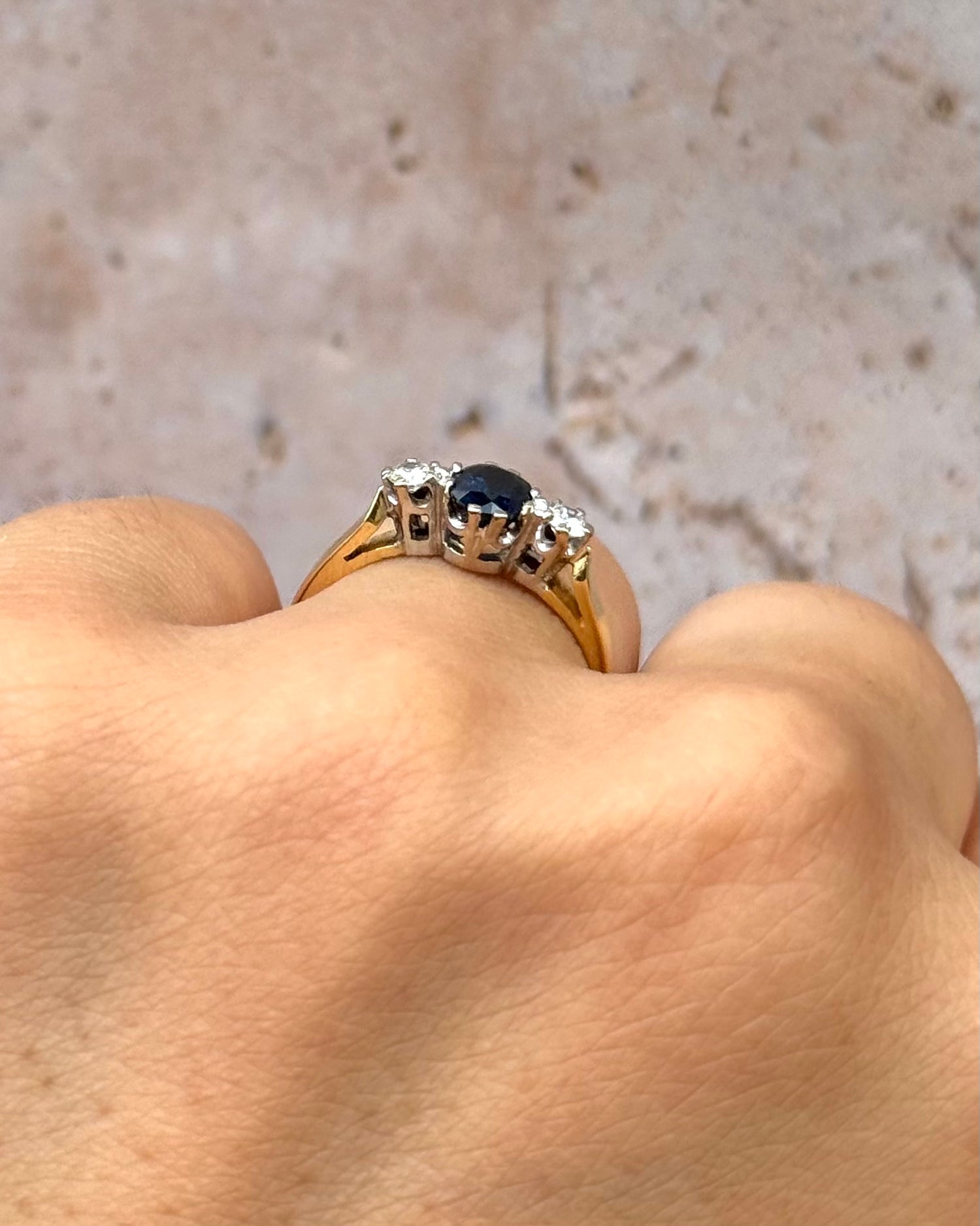 Bague Trilogie Saphir 0.75 carat &amp; Diamants 0.14 carat "Catherine"