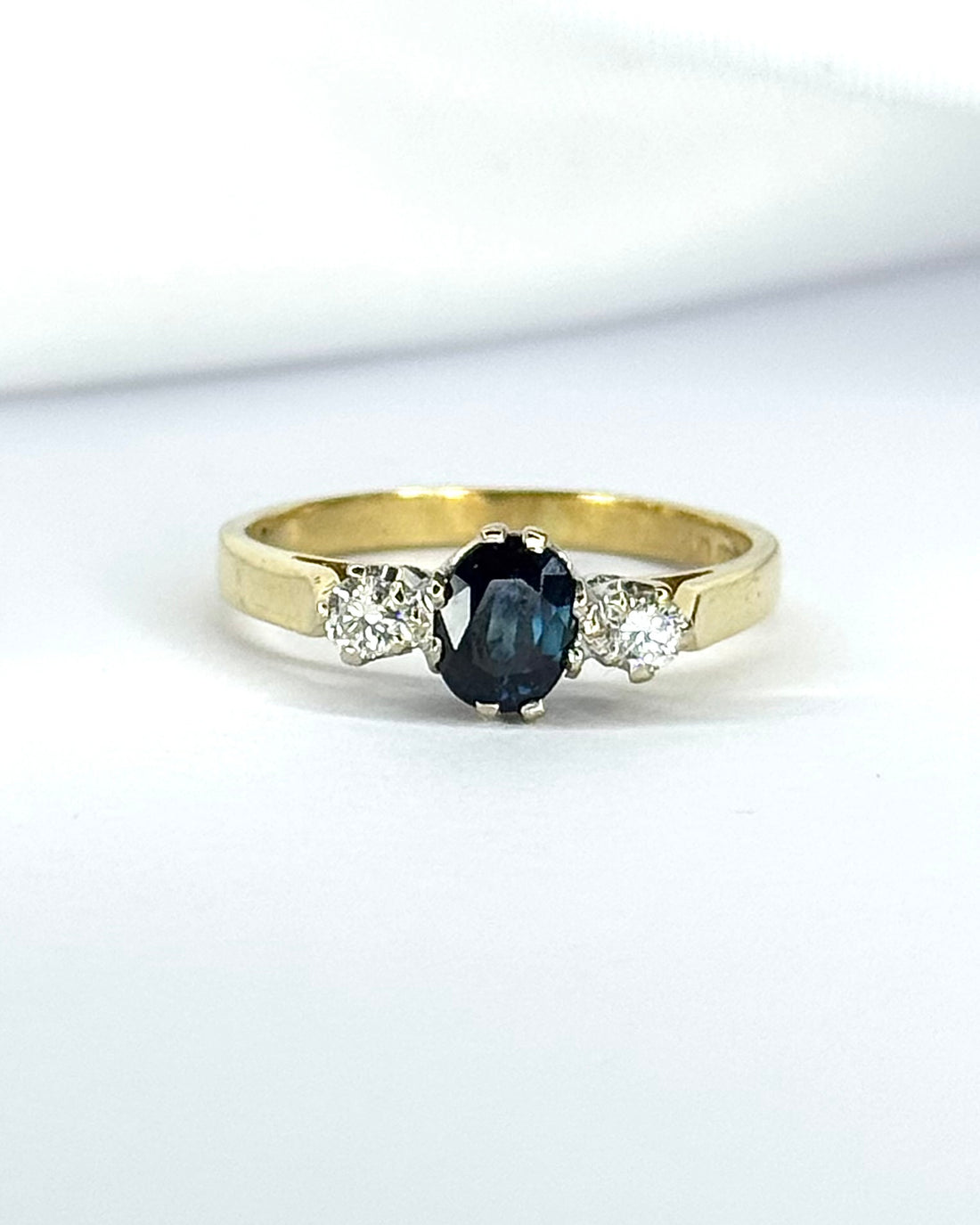 Bague Trilogie Saphir 0.75 carat &amp; Diamants 0.14 carat "Catherine"