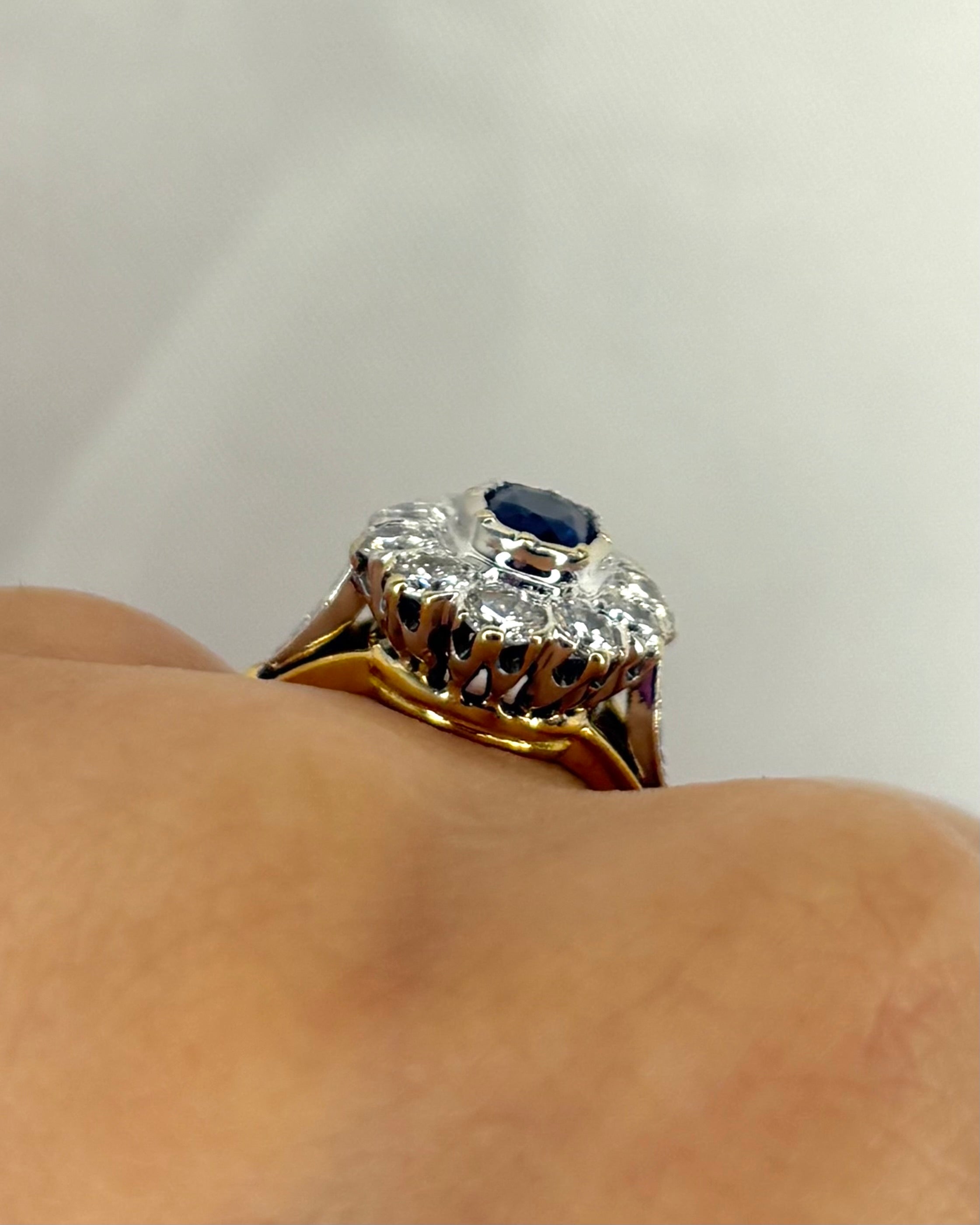 Bague Marguerite Saphir 0.85 carat &amp; Diamants 0.92 carat "Gladys" - Elliade Paris
