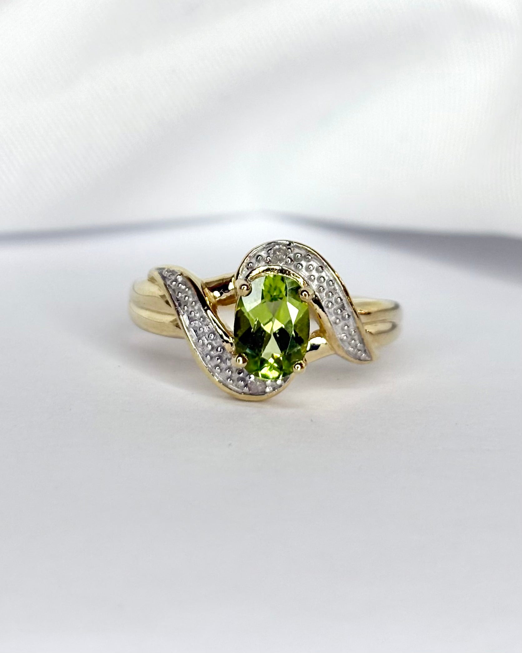 Bague Solitaire Péridot 0.80 carat &amp; Diamants "Olivine" - Elliade Paris