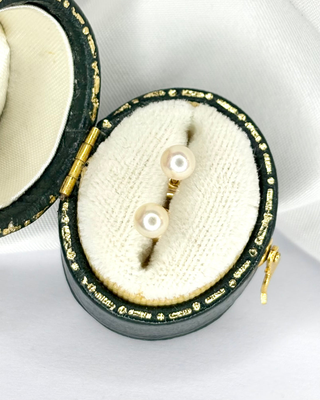 "Thérèse" Pearl Stud Earrings
