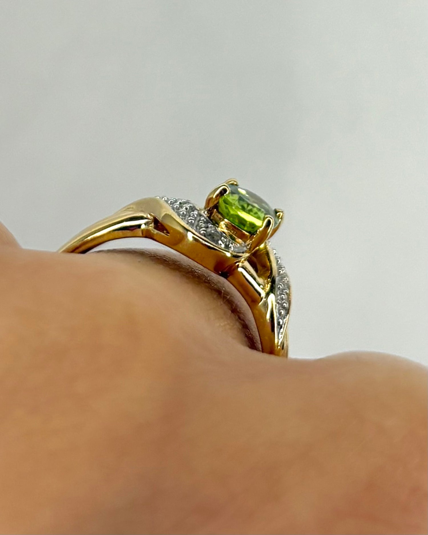 Bague Solitaire Péridot 0.80 carat &amp; Diamants "Olivine" - Elliade Paris