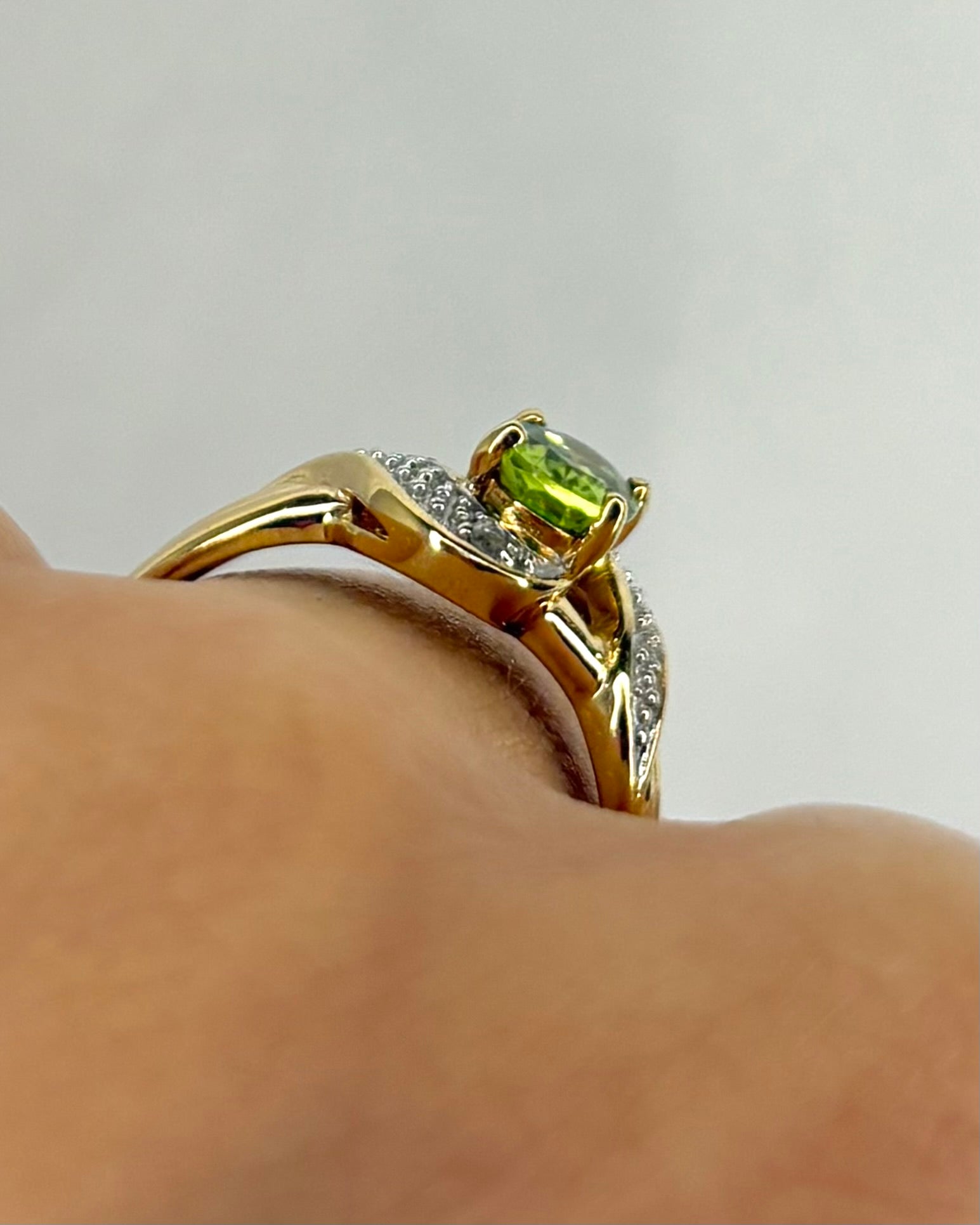 Bague Solitaire Péridot 0.80 carat &amp; Diamants "Olivine" - Elliade Paris