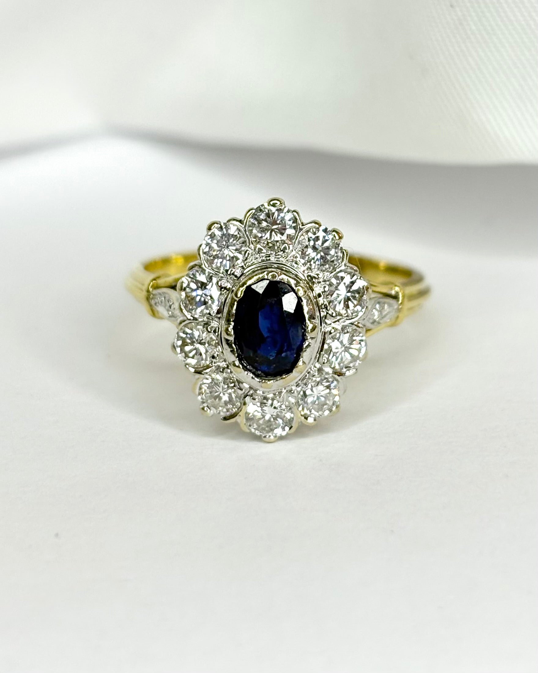 Bague Marguerite Saphir 0.85 carat &amp; Diamants 0.92 carat "Gladys" - Elliade Paris