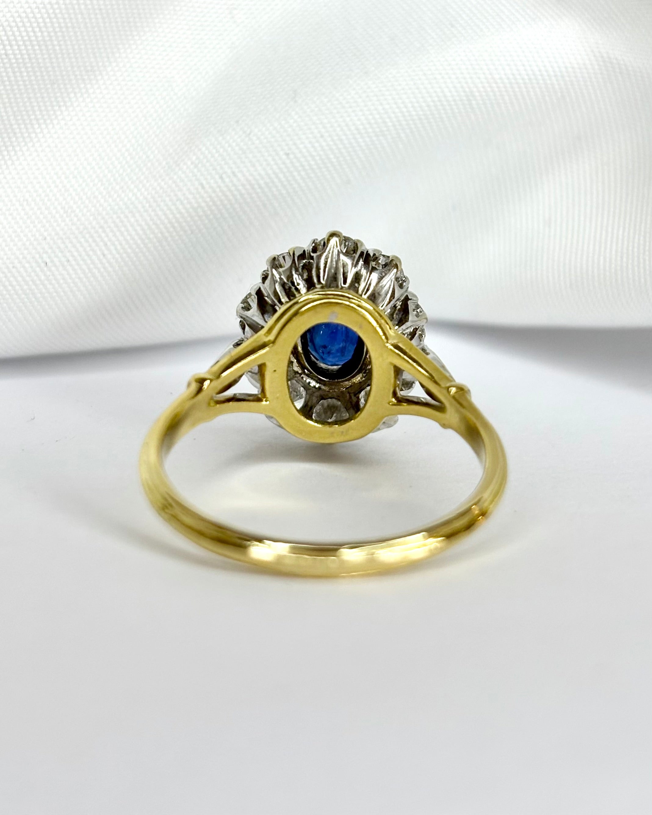 Bague Marguerite Saphir 0.85 carat &amp; Diamants 0.92 carat "Gladys" - Elliade Paris