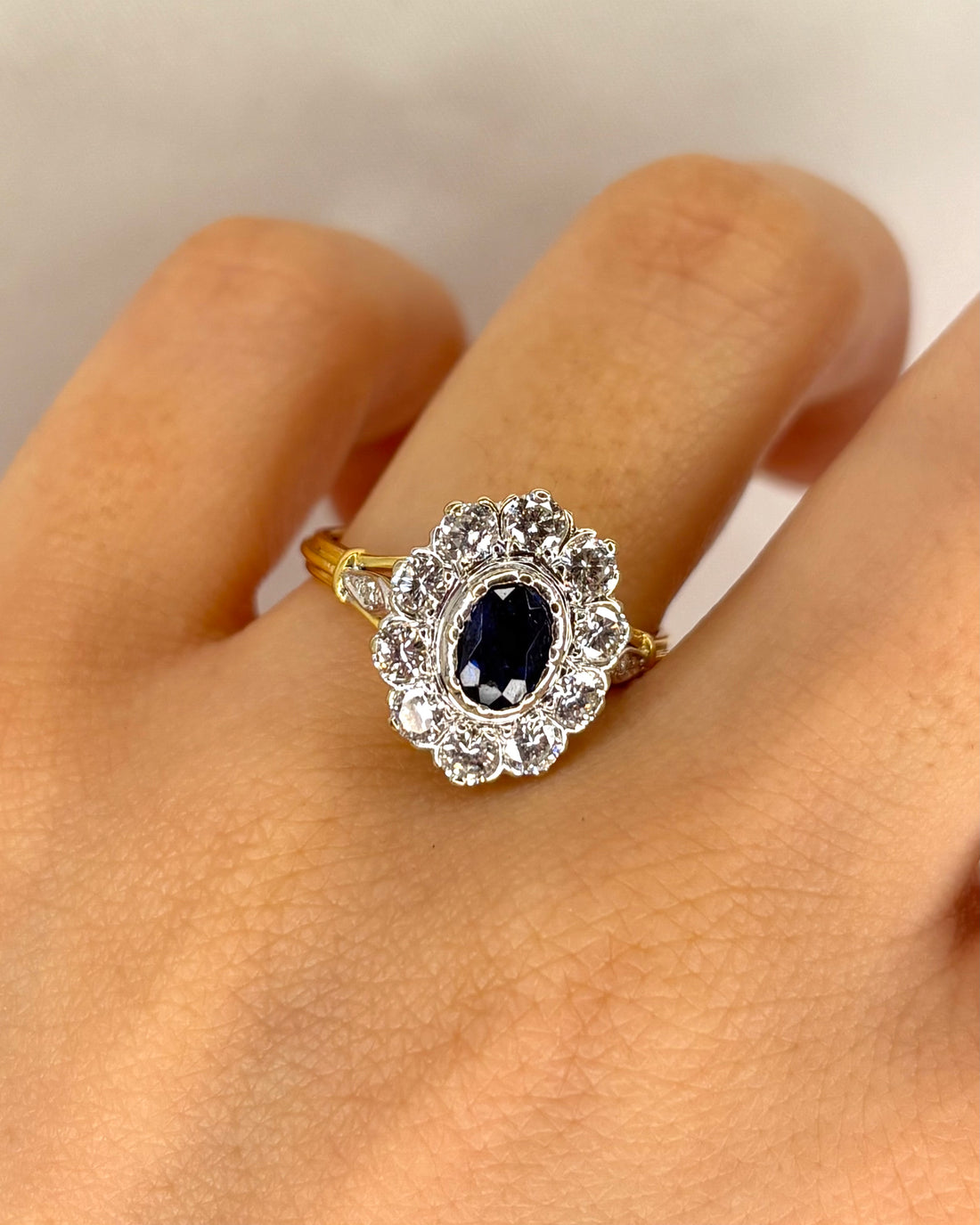 Bague Marguerite Saphir 0.85 carat &amp; Diamants 0.92 carat "Gladys"