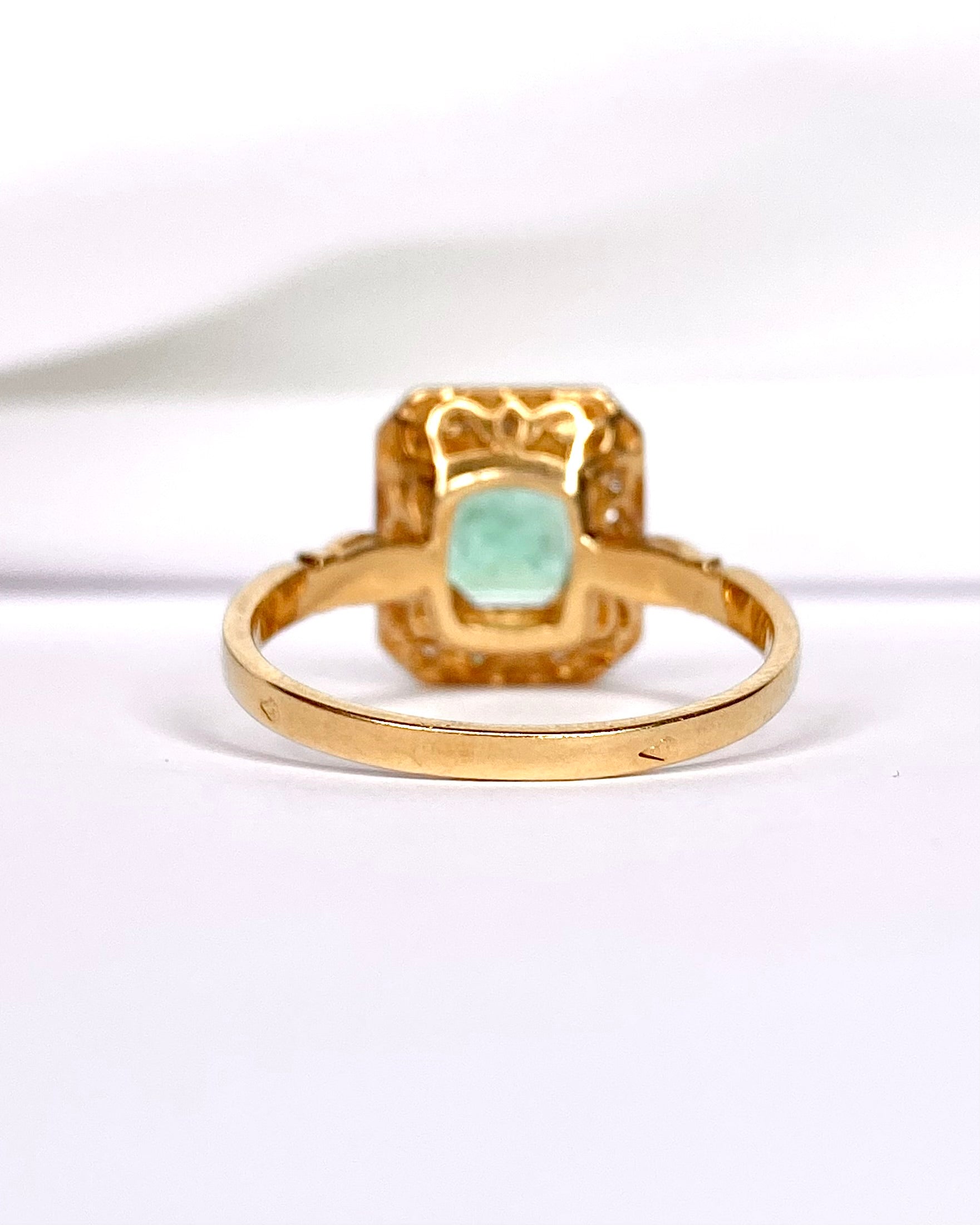 Bague Style Art-Déco Émeraude 1.50 carat, Diamants &amp; Or 4.8g "Mirella" - Elliade Paris