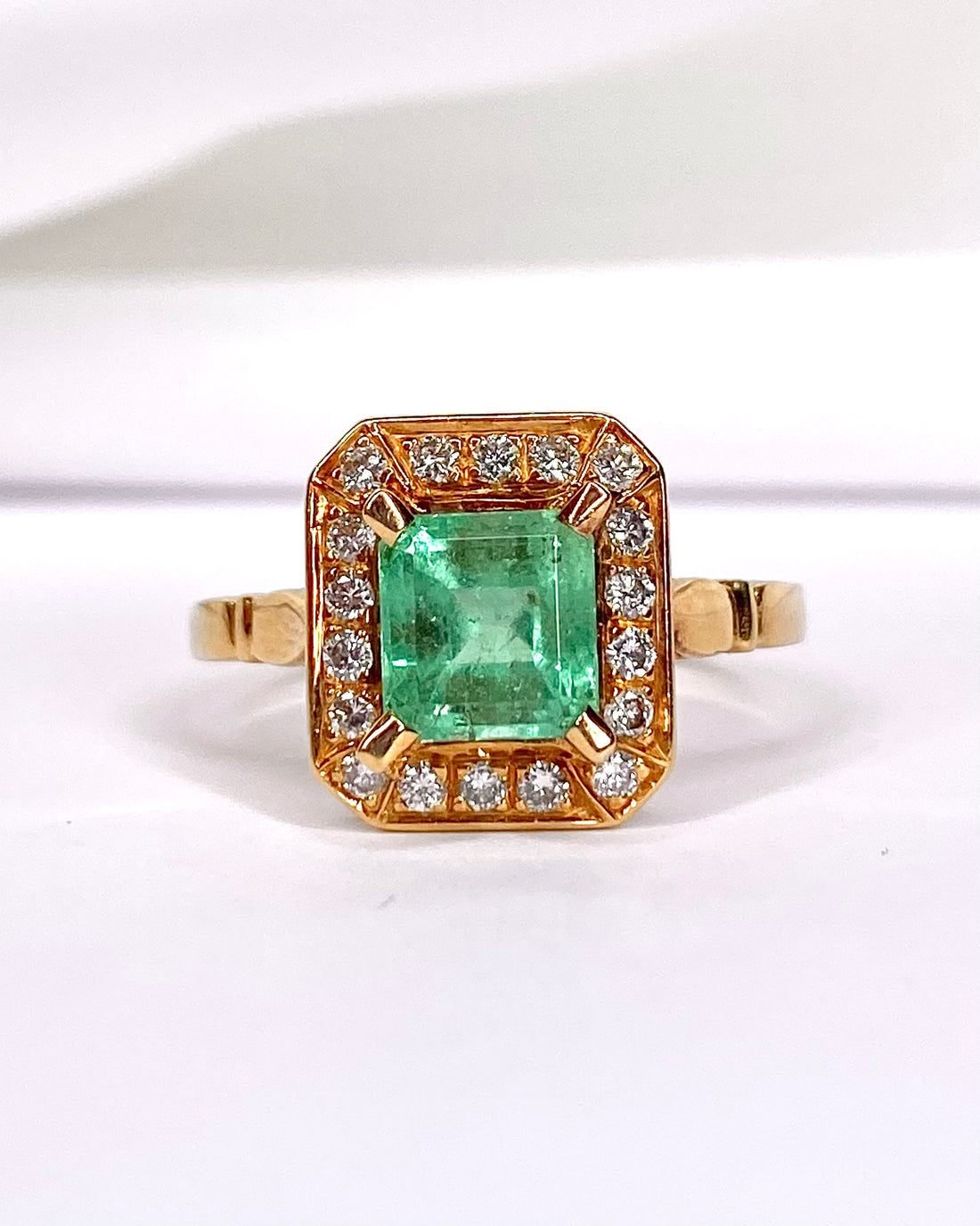 Art Deco Style Ring Emerald 1.50 Carat, Diamonds &amp; 4.8g Gold "Mirella"