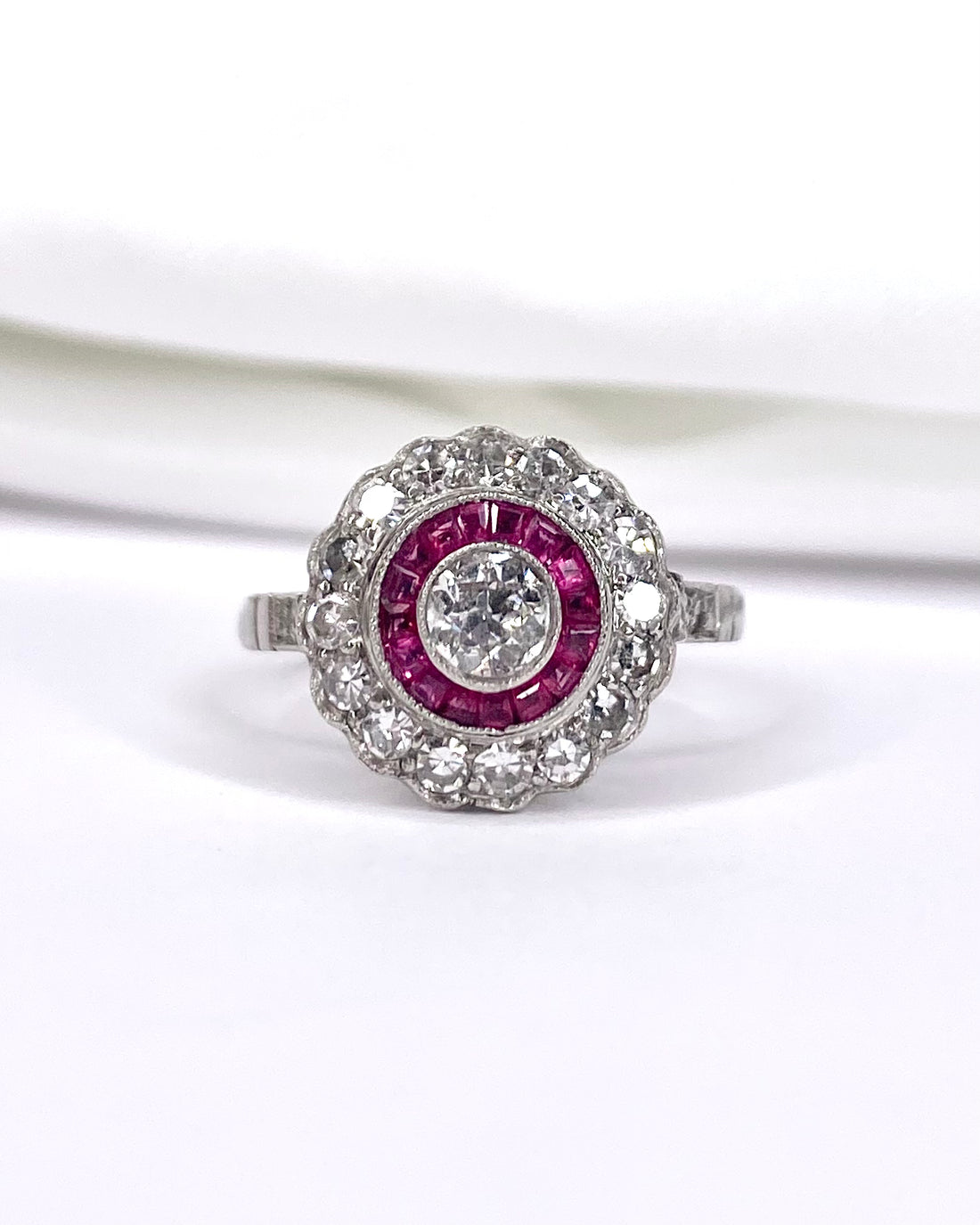 Anillo estilo Art Déco con rubíes, diamantes 0,86 quilates y platino 4,56 g "Diem"