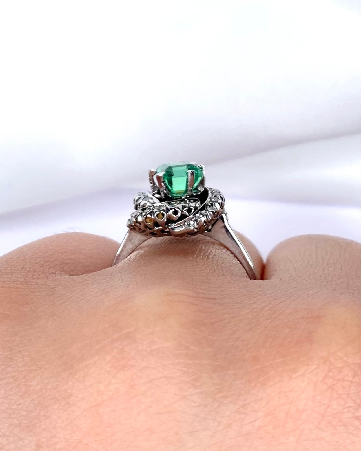 Bague Marguerite Tourbillon Émeraude 0.93 carat &amp; Diamants 0.28 carat "Vinona" - Elliade Paris