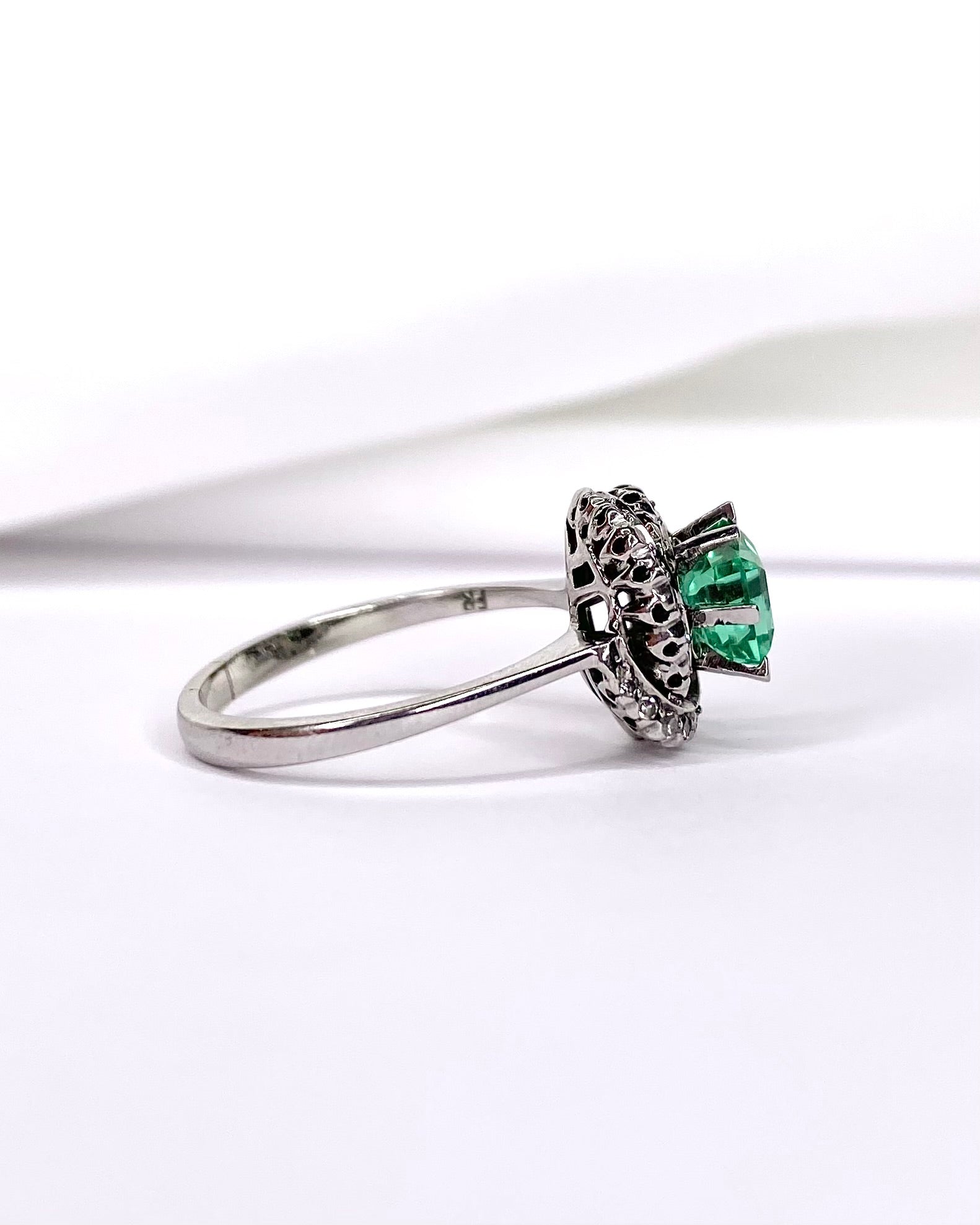 Bague Marguerite Tourbillon Émeraude 0.93 carat &amp; Diamants 0.28 carat "Vinona" - Elliade Paris