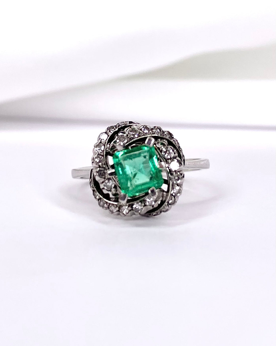 Anillo Marguerite Tourbillon Esmeralda 0,93 quilates y Diamantes "Vinona"