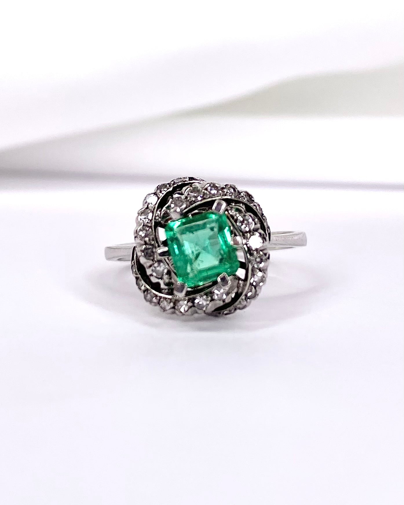 Bague Marguerite Tourbillon Émeraude 0.93 carat &amp; Diamants 0.28 carat "Vinona" - Elliade Paris
