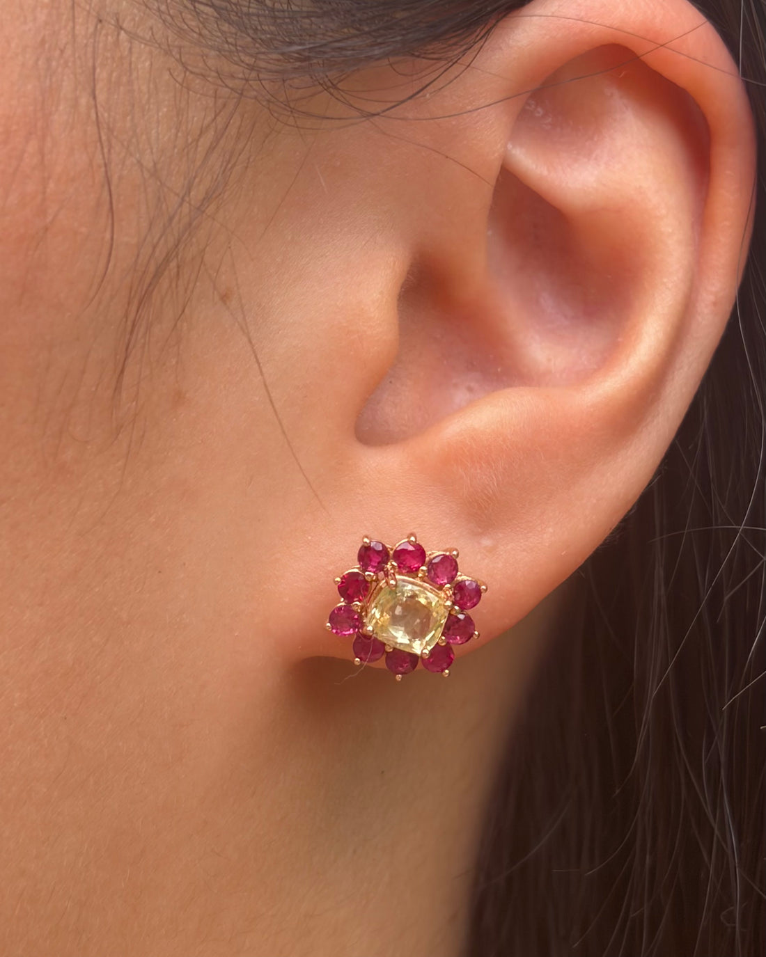 Puces Marguerite Saphirs Jaunes 2.52 carats &amp; Rubis Mozambicains 1.90 carat "Mélina"