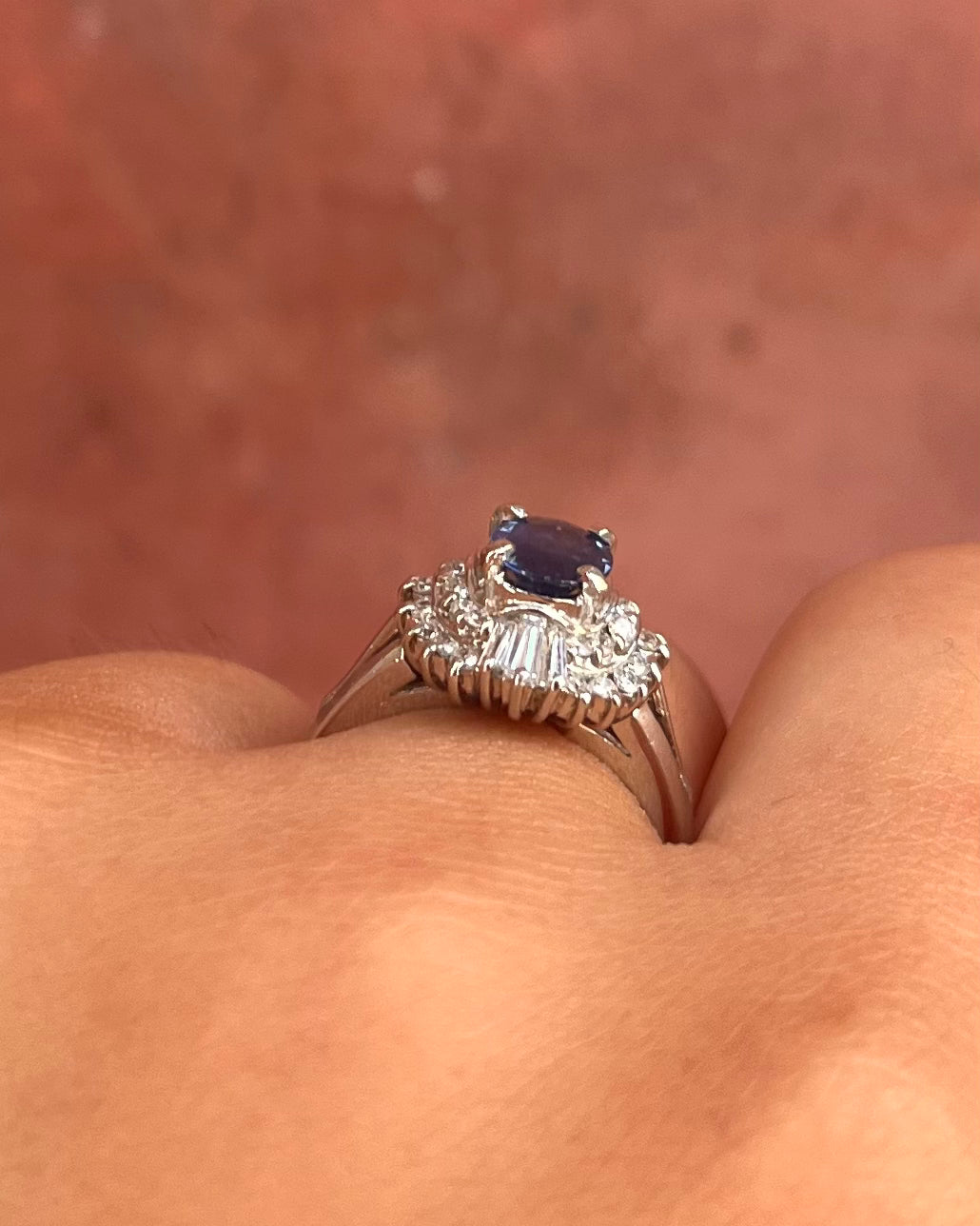 Anillo Marguerite Zafiro 0,60 quilates y Diamantes 0,30 quilates "Lana"