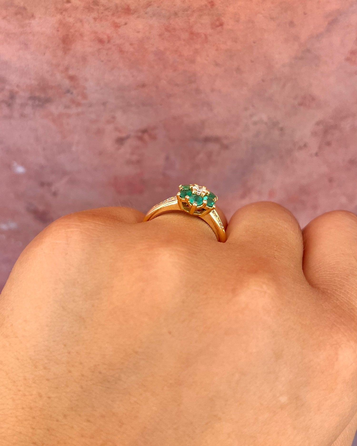 Anillo Marguerite Esmeraldas 0,90 quilates y Diamantes "Lara"
