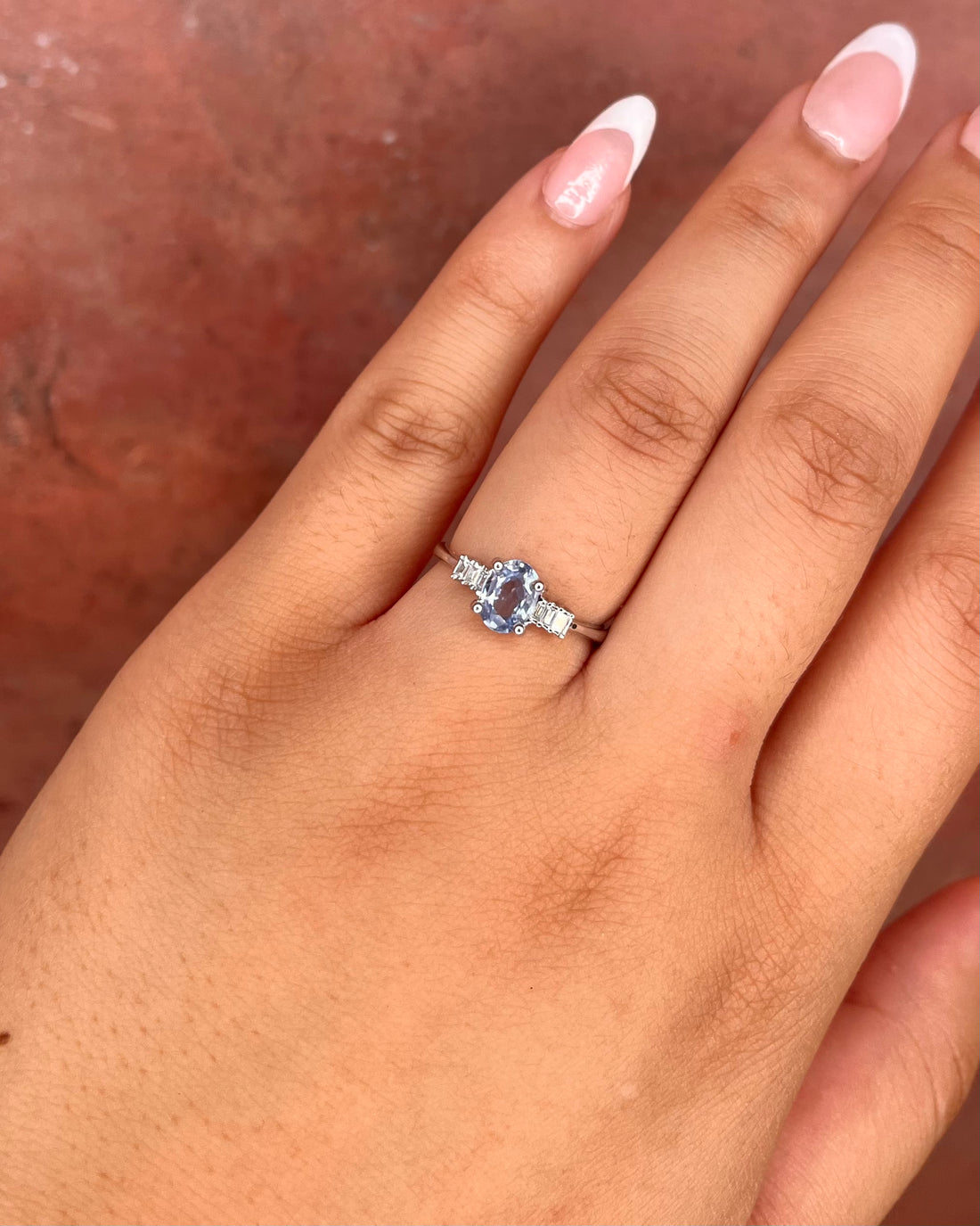 Anillo Trilogía Zafiro Aciano 0,86 quilates y Diamantes "Prisca"