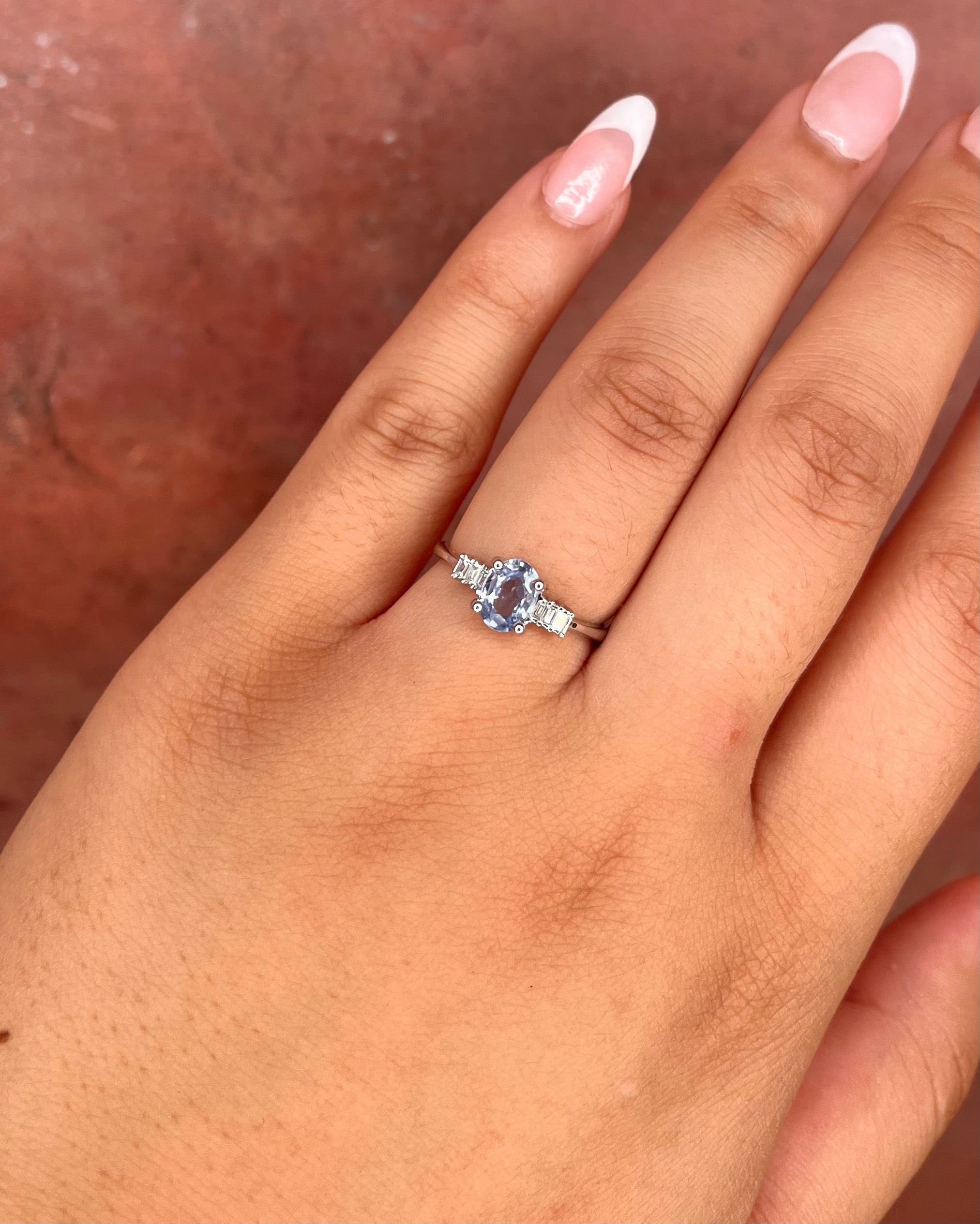 Anillo Trilogía Zafiro Aciano 0,86 quilates y Diamantes "Prisca"