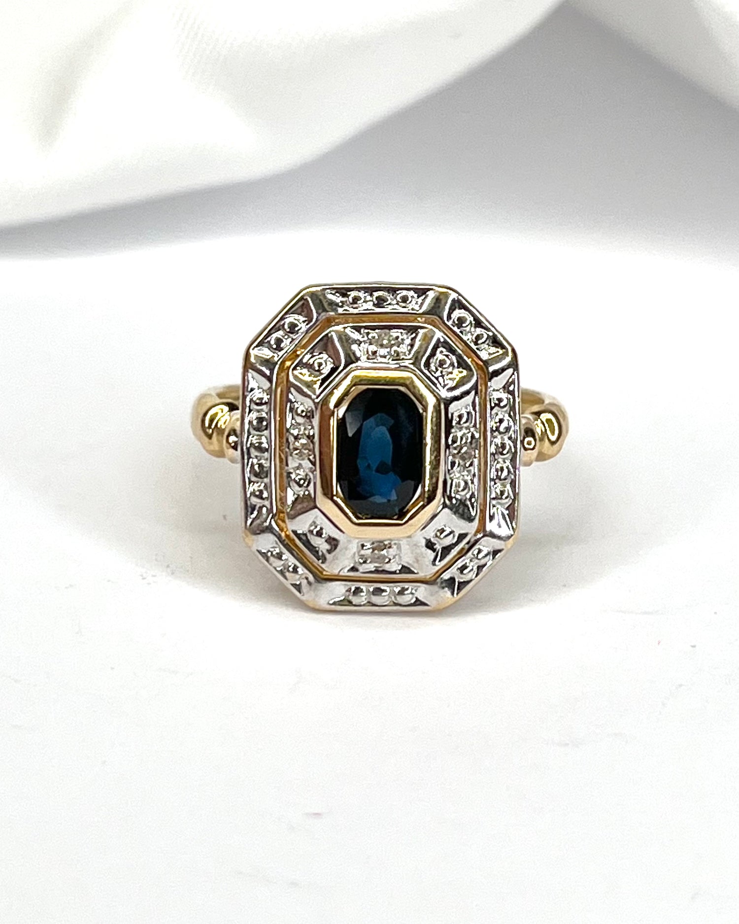Anillo estilo Art Déco con zafiro de 0,62 quilates y diamantes "Lison"