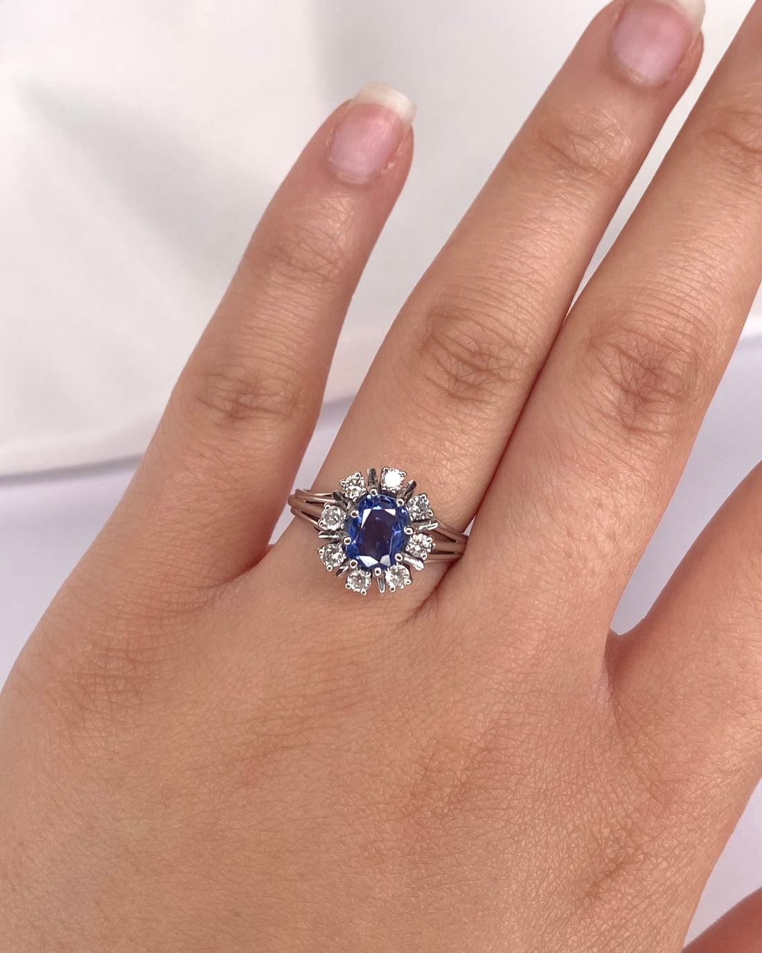 Bague Marguerite Saphir 1.50 carat &amp; Diamants 0.48 carat "Léonille"