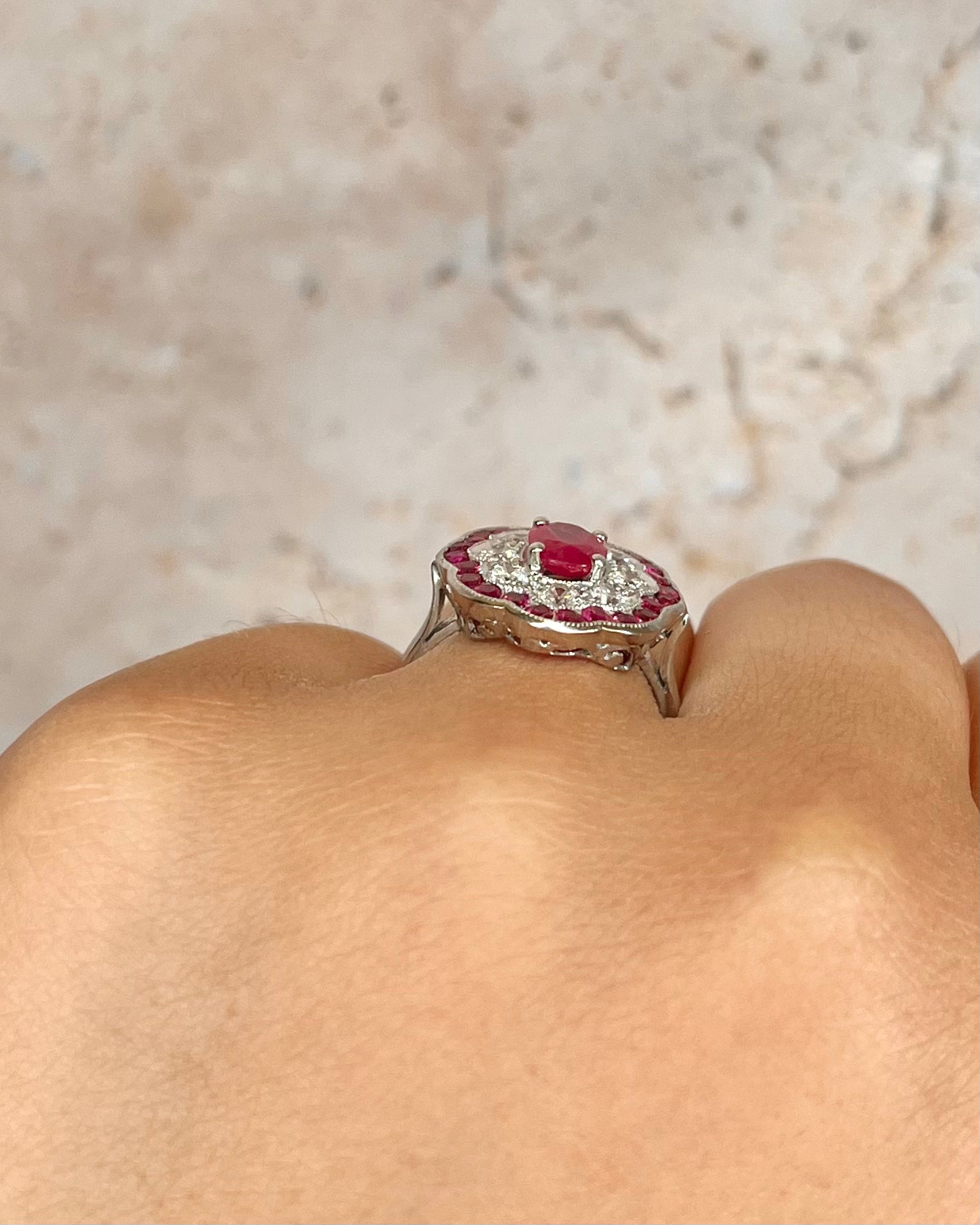 Anillo Marguerite Art Déco Rubí 1,48 quilates y Diamantes 0,49 quilates "Aya"