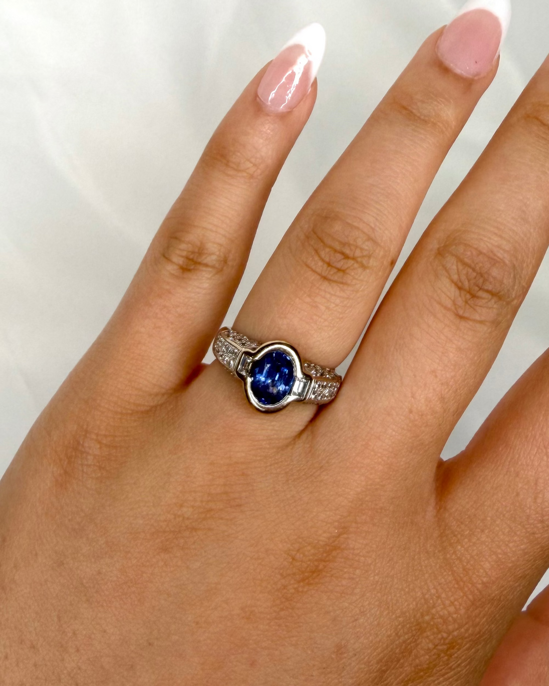 Bague Jonc Saphir 1.90 carat &amp; 62 Diamants “Roxie” - Elliade Paris