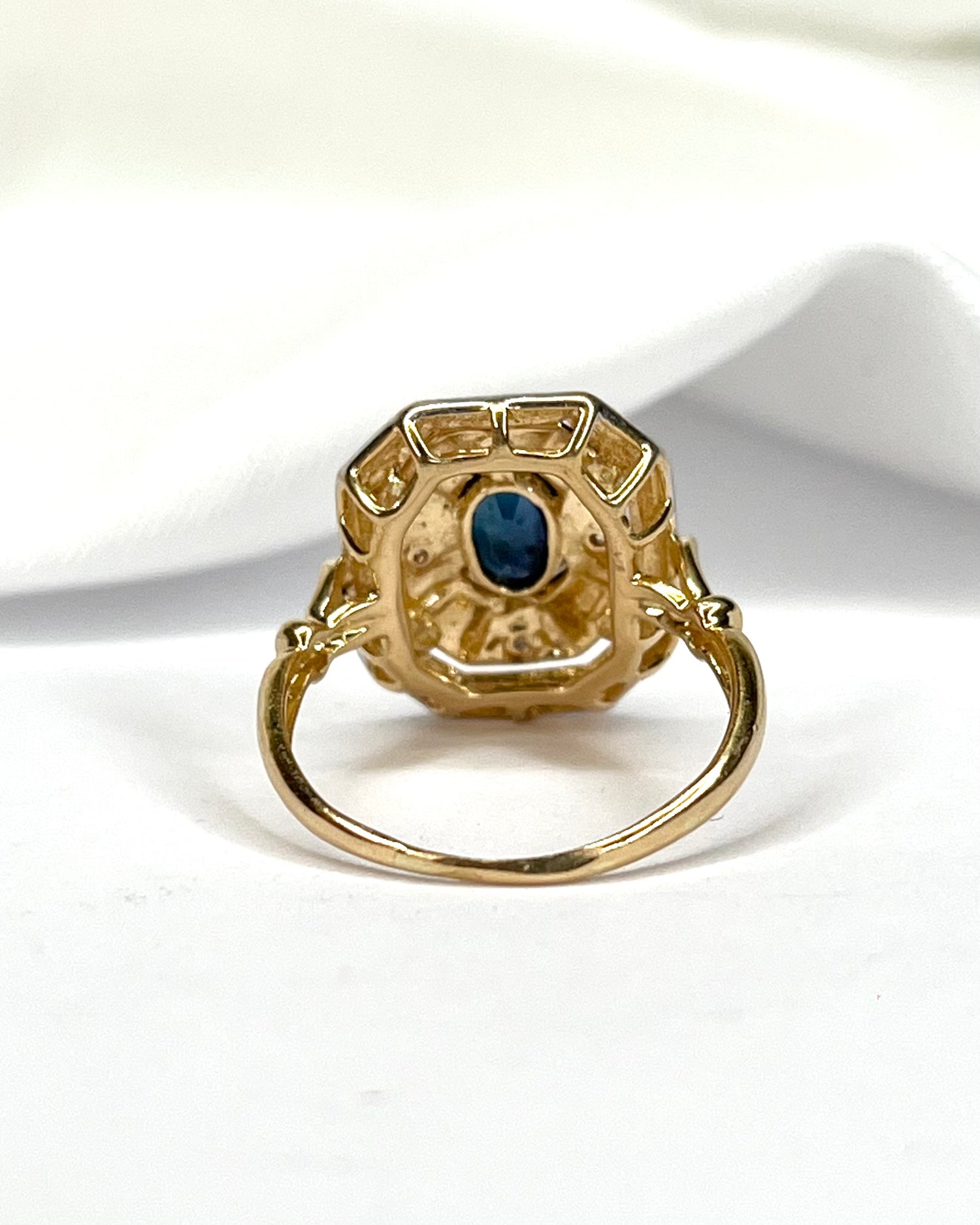 Anillo estilo Art Déco con zafiro de 0,62 quilates y diamantes "Lison"
