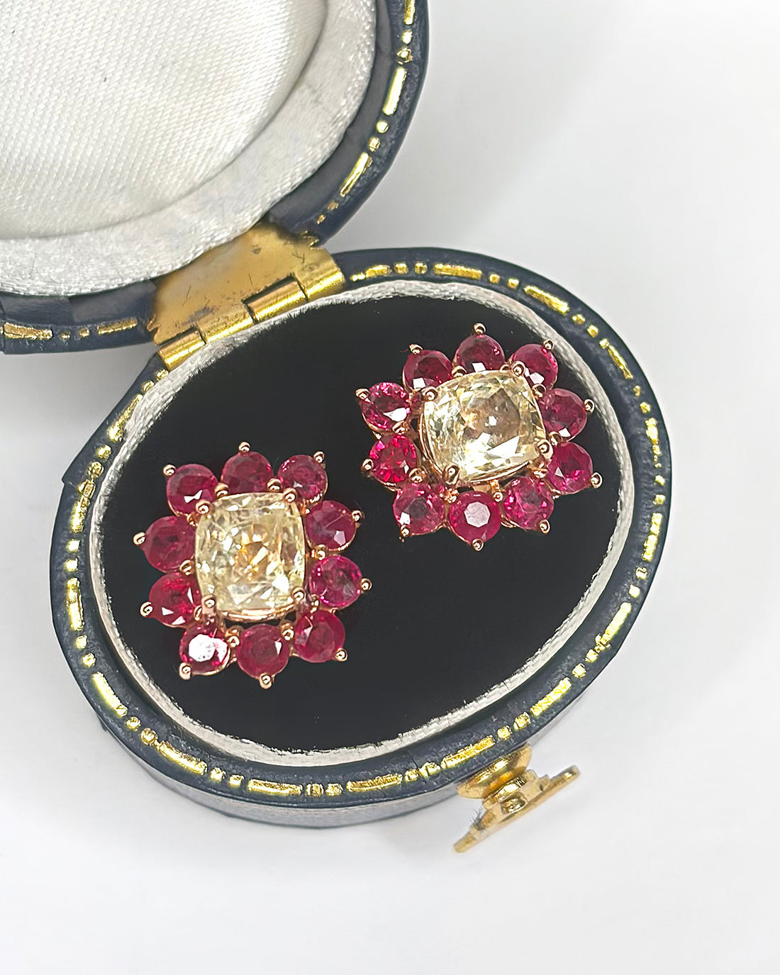 Puces Marguerite Saphirs Jaunes 2.52 carats &amp; Rubis Mozambicains 1.90 carat "Mélina"