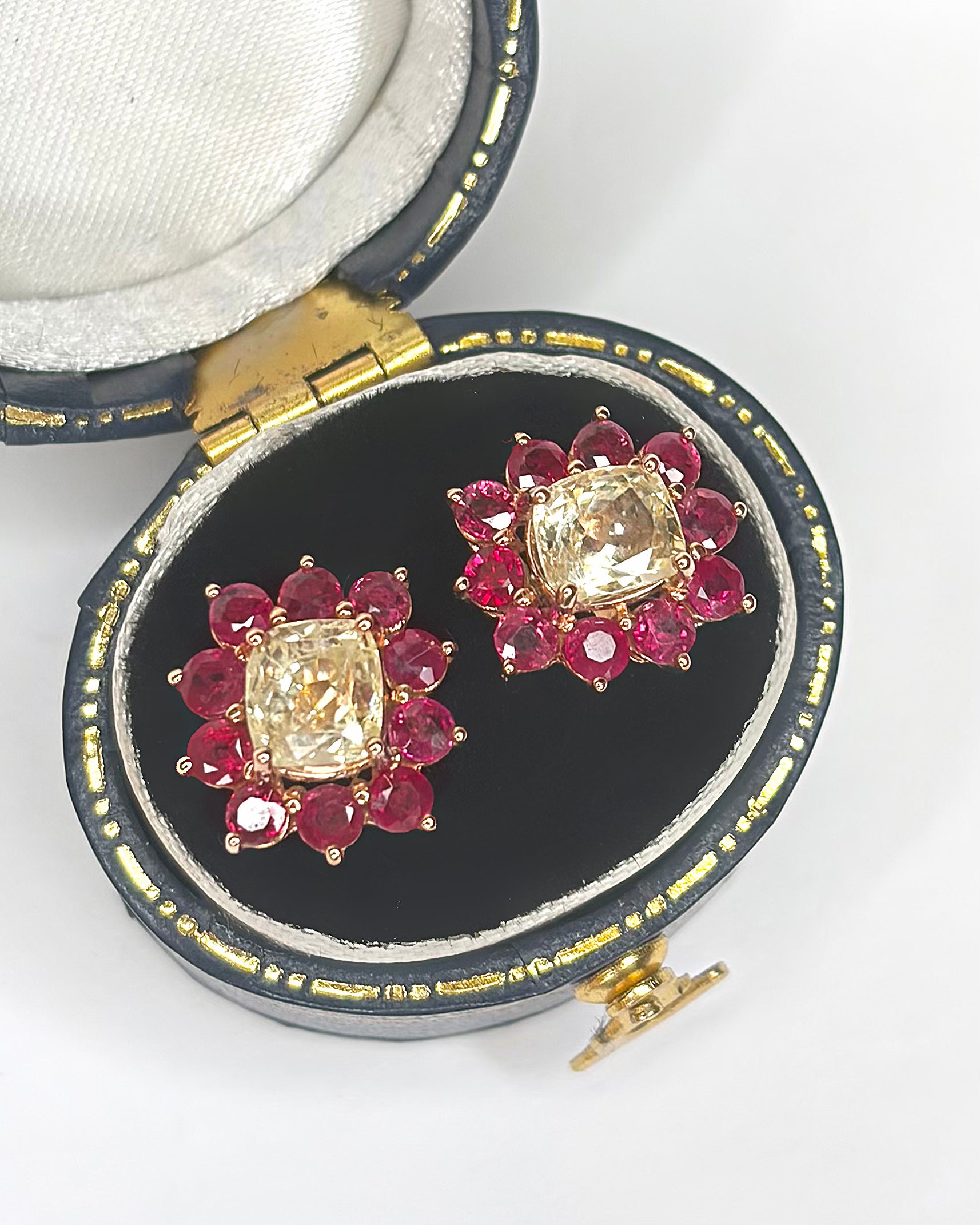 Puces Marguerite Saphirs Jaunes 2.52 carats &amp; Rubis Mozambicains 1.90 carat "Mélina"