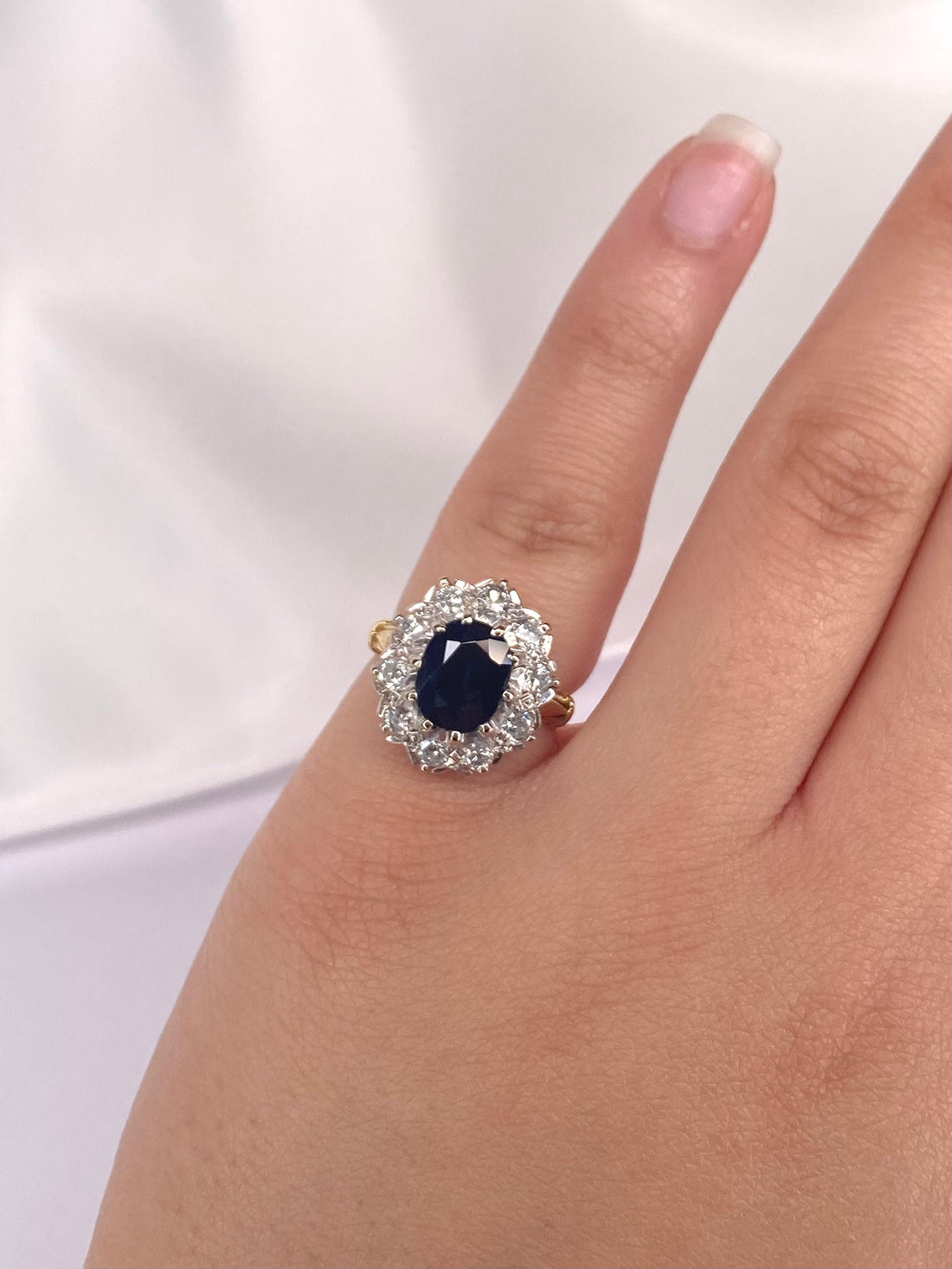 Bague Marguerite Saphir 2.75 carats, Diamants 0.70 carat &amp; Or 5.39g "Solene"