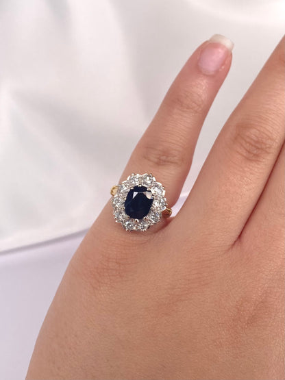 Bague Marguerite Saphir 2.75 carats, Diamants 0.70 carat &amp; Or 5.39g "Solene" - Elliade Paris