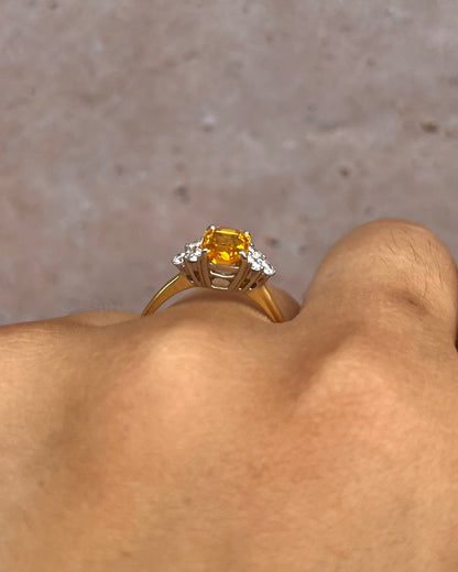 Bague Trilogie Saphir Jaune 1.45 carat &amp; Diamants 0.36 carat "Louise"