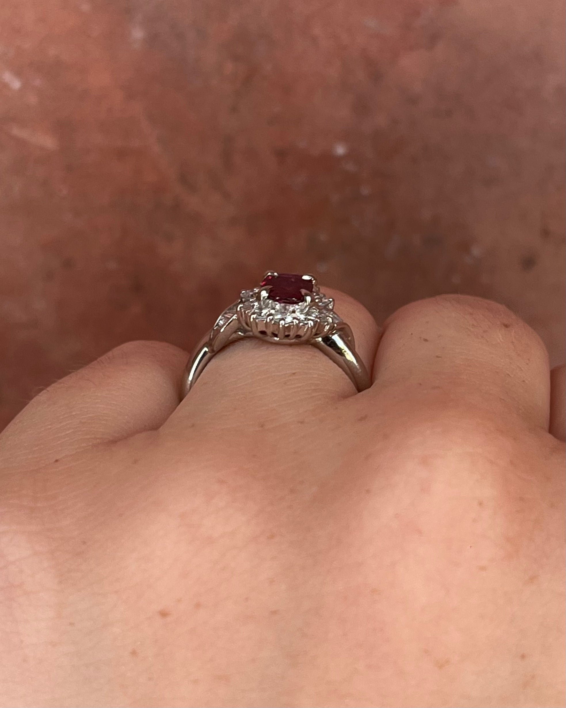 Bague Marguerite Rubis Mozambicain 0.71 carat &amp; Diamants 0.43 carat "Melinda"