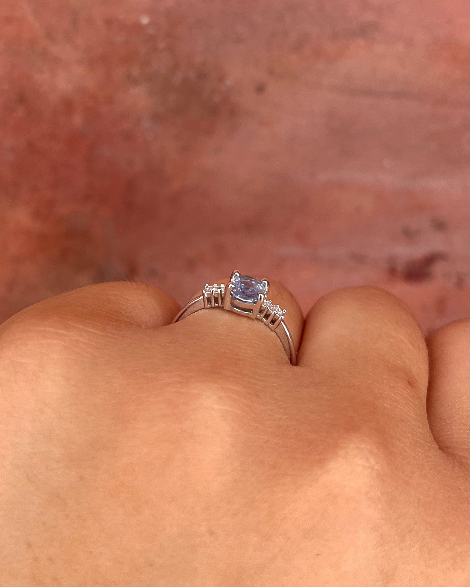 Anillo Trilogía Zafiro Aciano 0,86 quilates y Diamantes "Prisca"