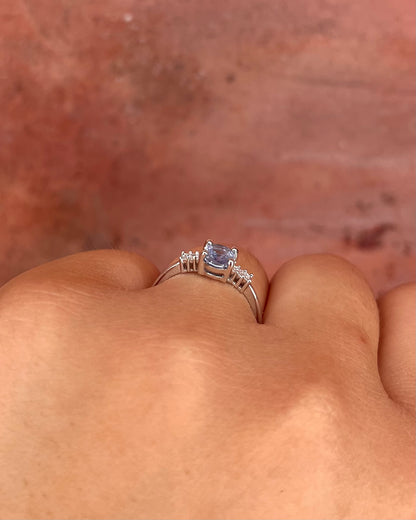 Anillo Trilogía Zafiro Aciano 0,86 quilates y Diamantes "Prisca"