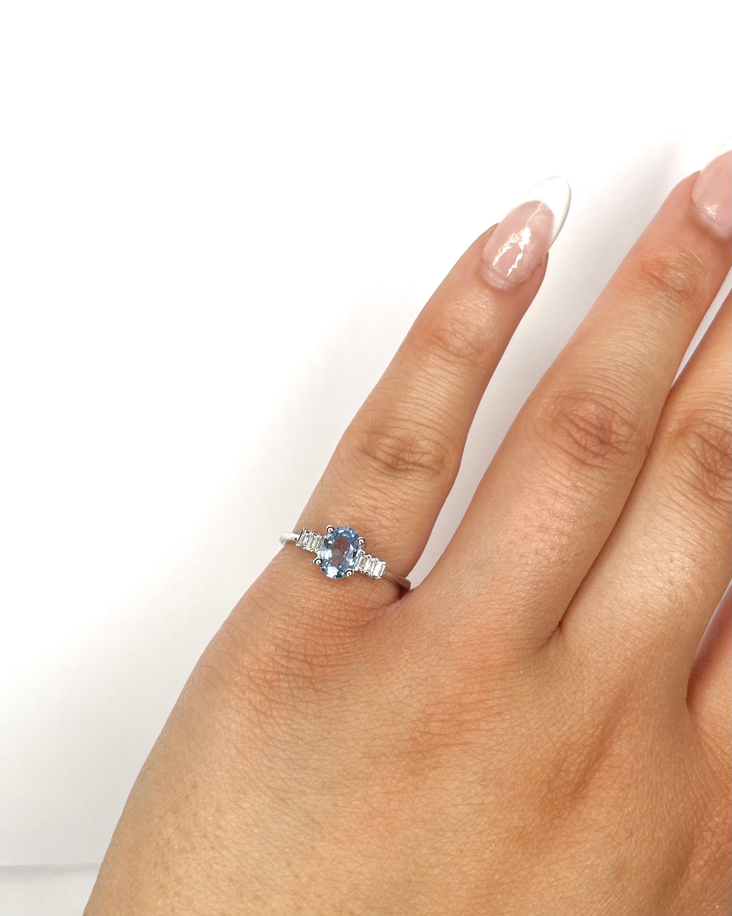 Anillo Trilogía Zafiro Aciano 0,86 quilates y Diamantes "Prisca"