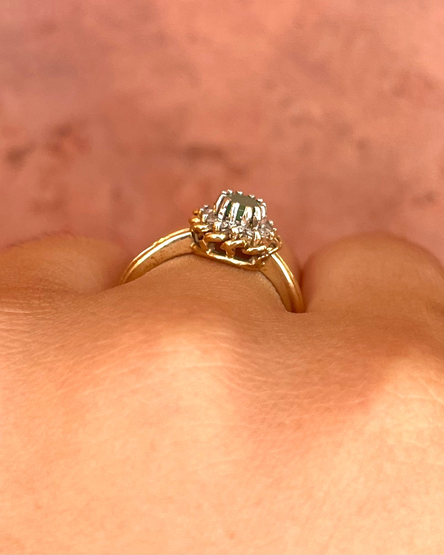 Anillo Margarita Esmeralda 0.24 quilates y Diamantes 0.12 quilates "Martina"